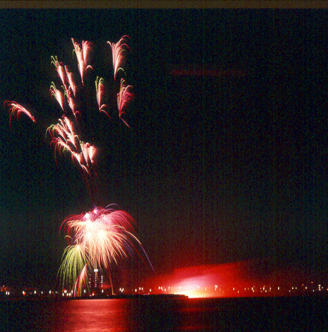 S.9100(2627); Dia van vuurwerk boven Sloterplas; diapositief