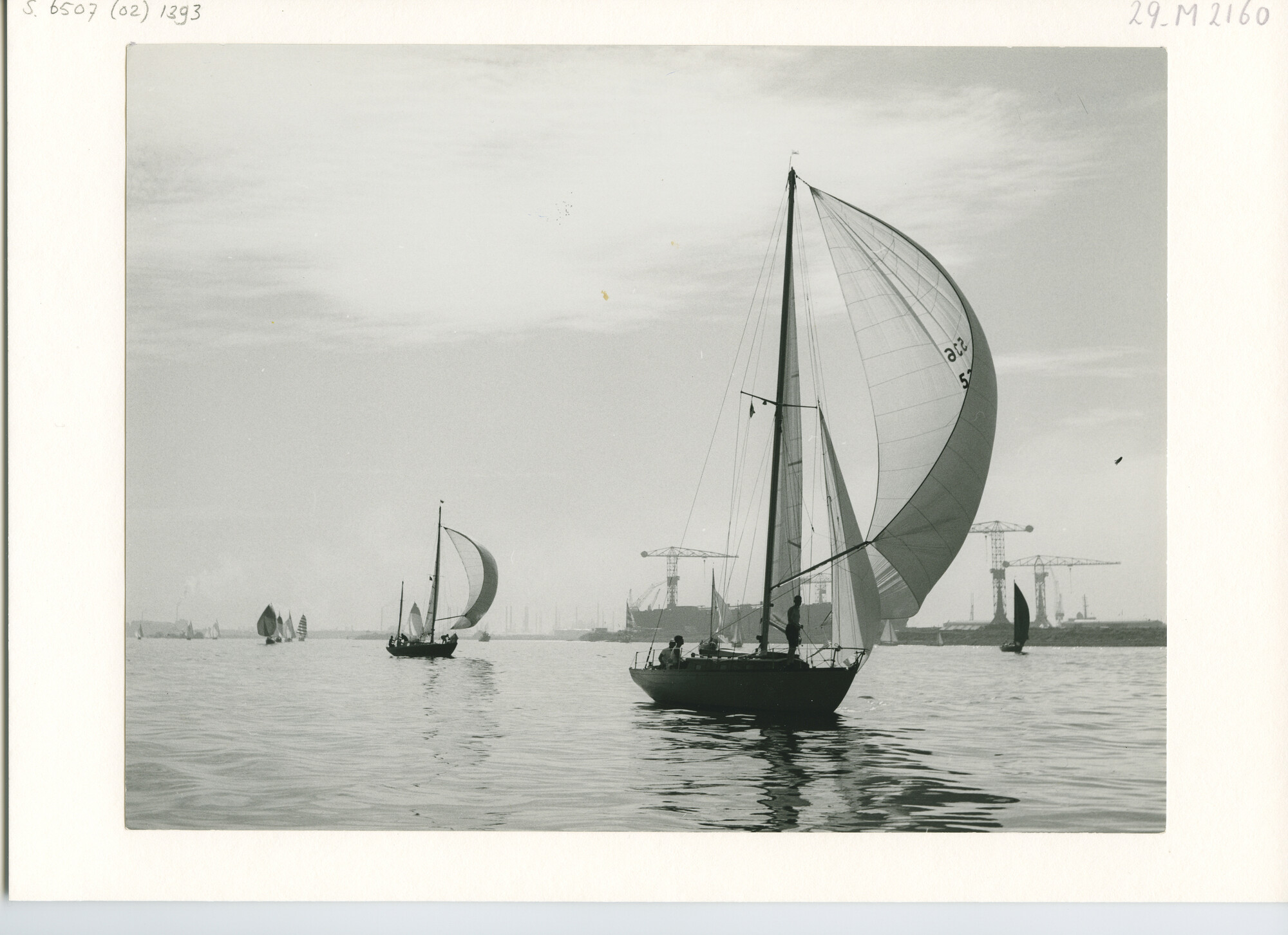 S.6507(02)1393.01; Zwart-wit foto van de torensloep Hestia (H 536) tijdens een wedstrijd van de KZ&RV; foto