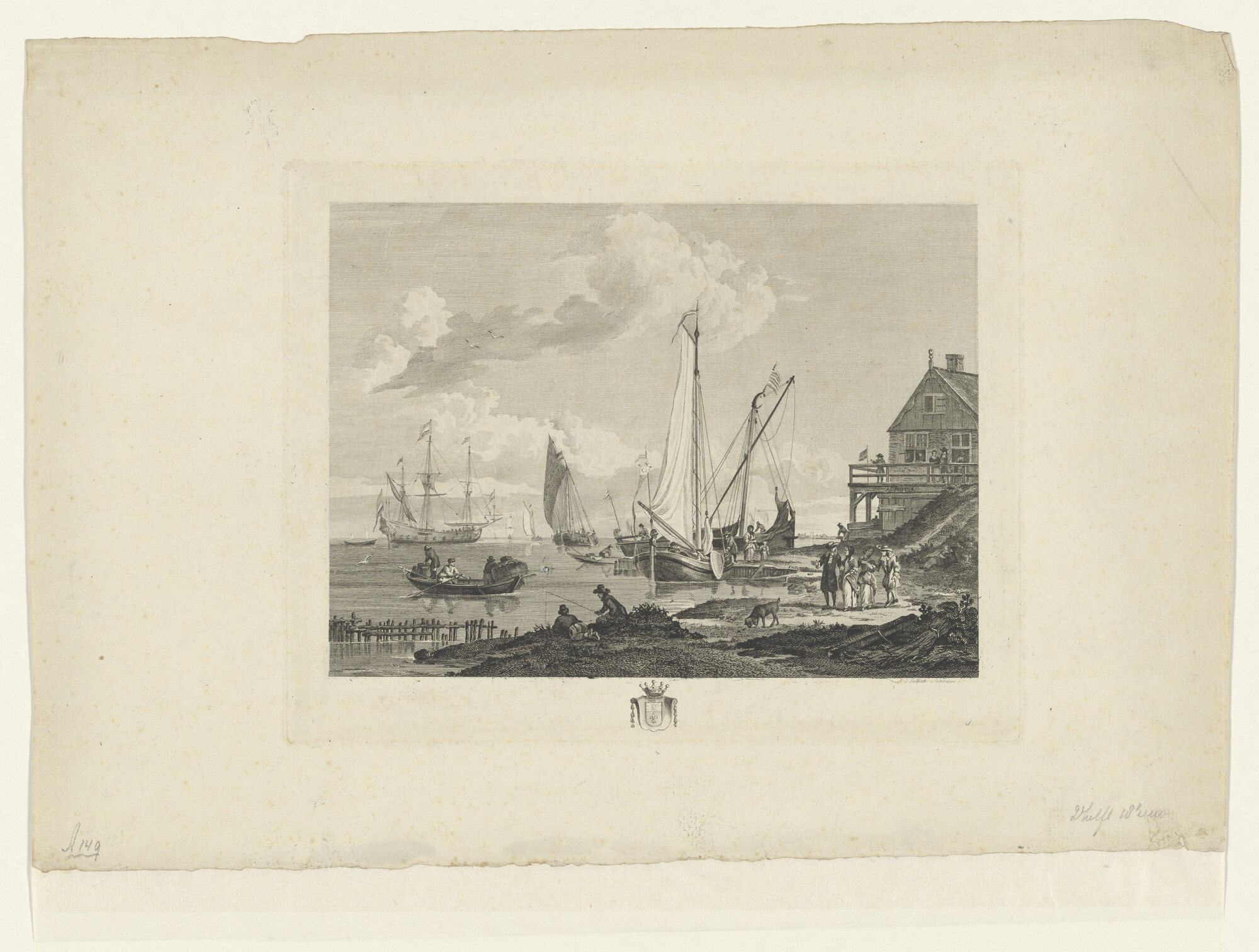 A.0149(0706); Een havengezicht, met rechts een woonhuis, waarbij een groep mensen, aan de steiger bij het huis een kopjacht; prent