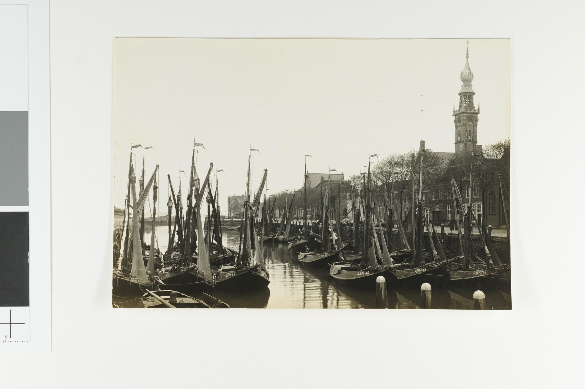 A.4894(35) [nr 0002]; De haven van Veere met afgemeerde hoogaarzen; foto