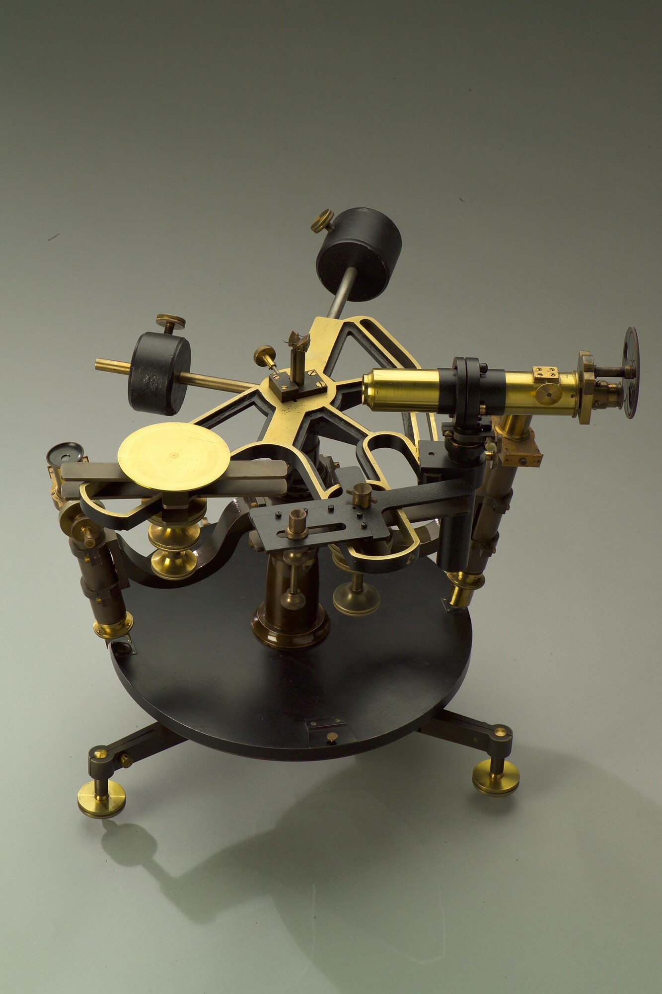 RB.0748(25); Collimator voor de keur van sextanten, met bijbehorende tafel; collimator
