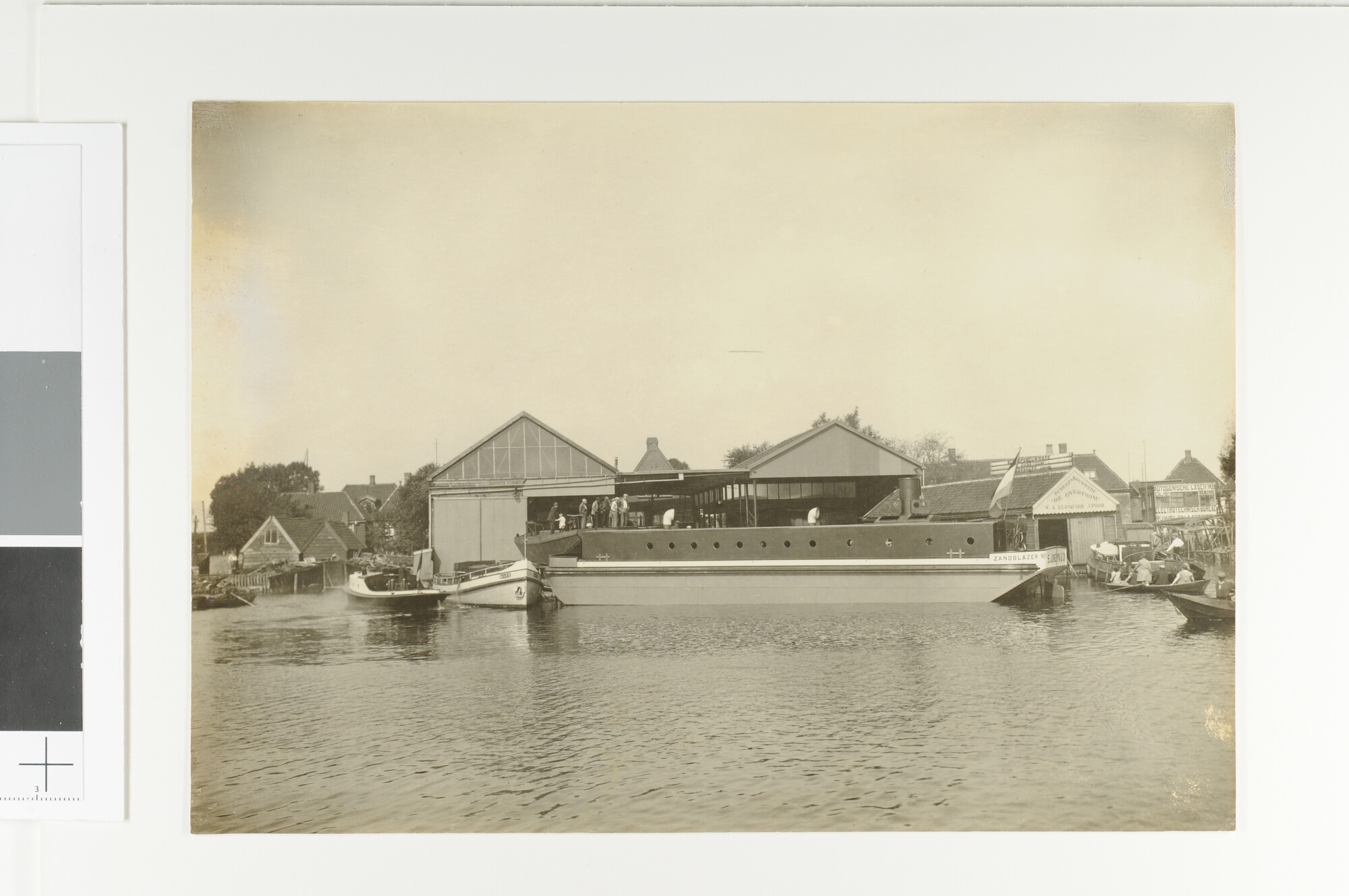 1992.1214; De zelfvoortstuwende 'Zandblazer no 1.' van de firma S. Jongsma en Zn (Amsterdam) na de tewaterlating van de werf in Oostzaan; foto