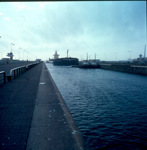 S.9100(2978); Dia van de Noorse bulkcarrier ms. 'Sigwaldo' in de sluizen van IJmuiden; diapositief