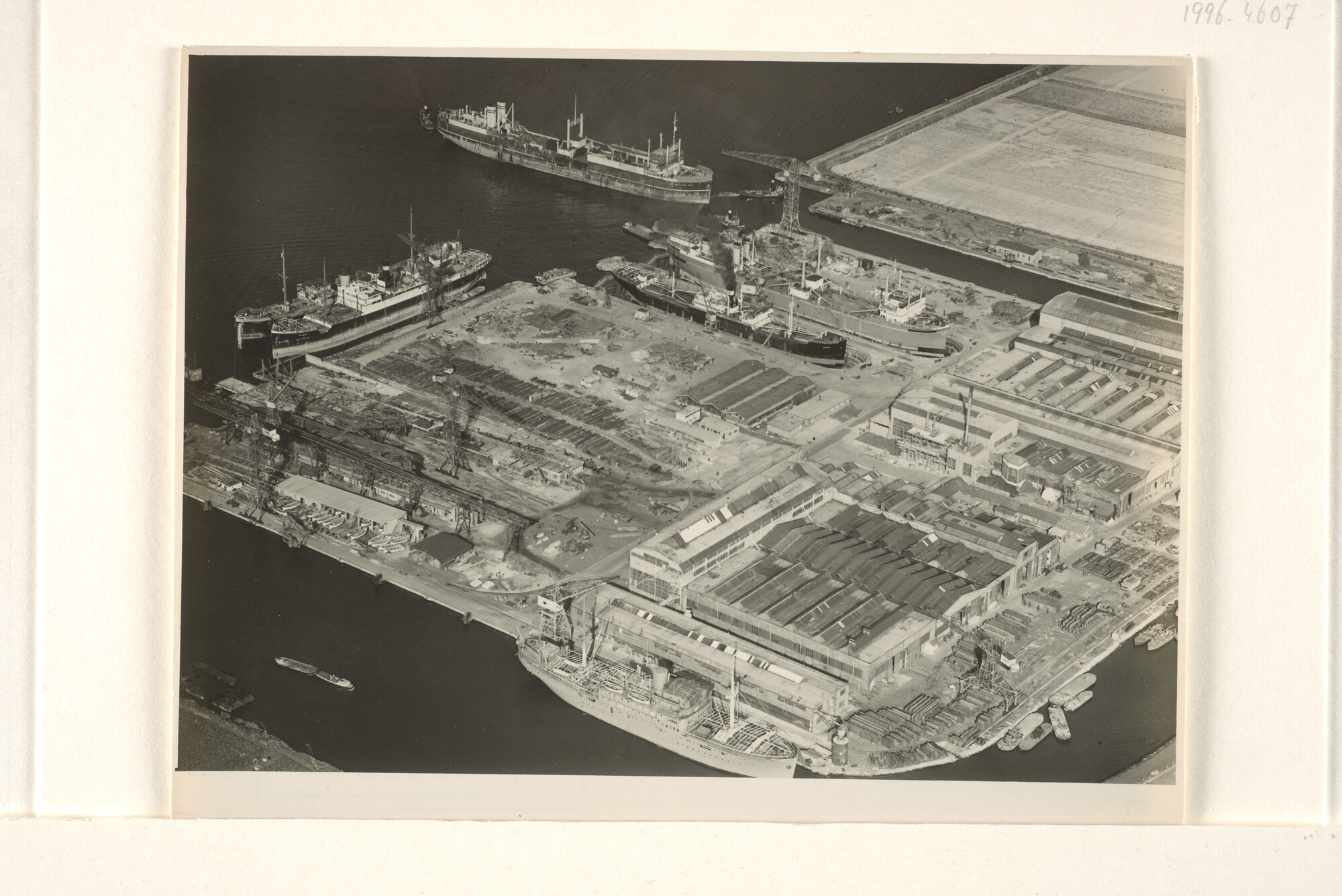 1996.4607; Luchtfoto's van het Nederlandsche Dok Maatschappij te Amsterdam in 1948, met de drie gegraven stenen dokken; fotoreportage