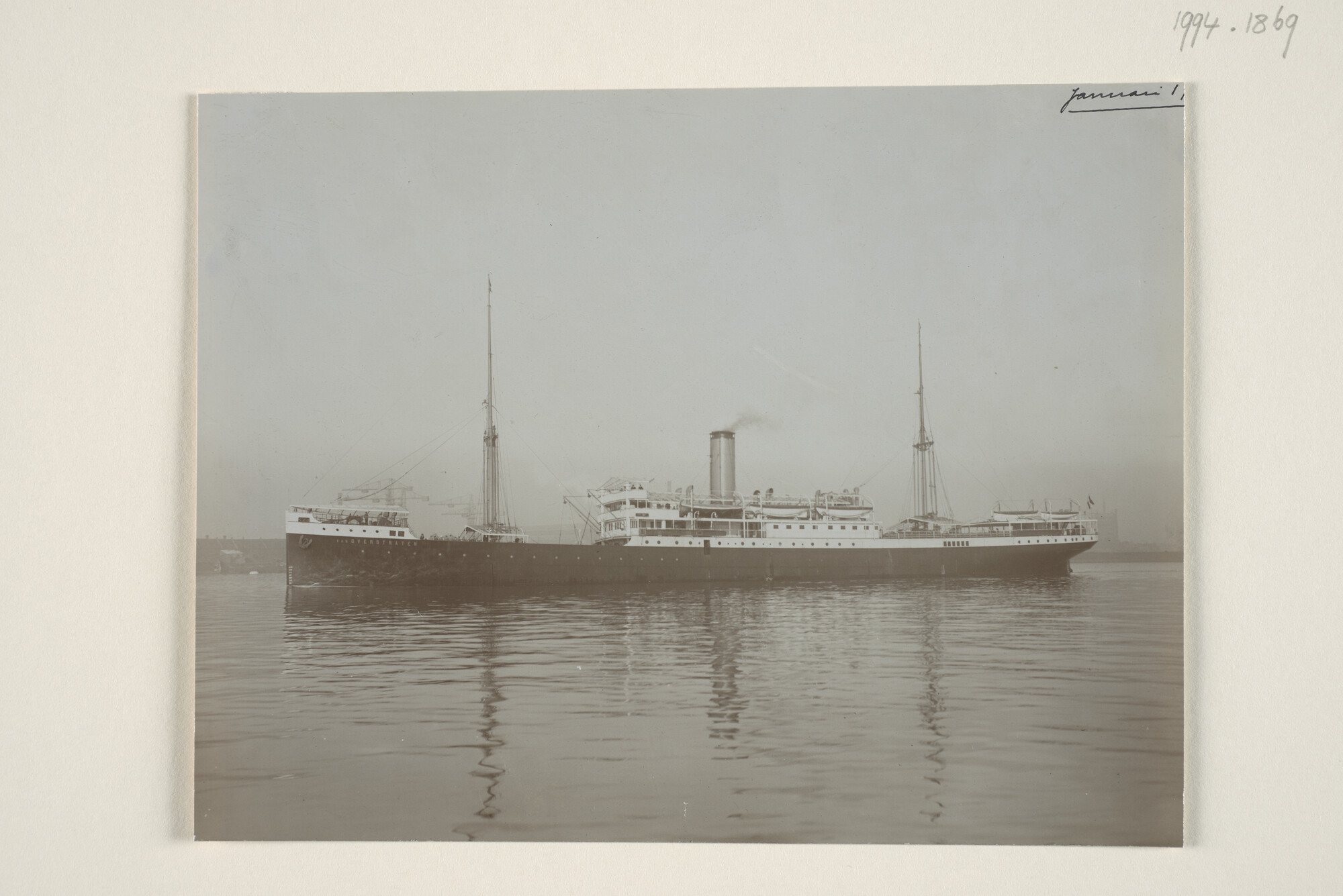 1994.1869; Het ss. Van Overstraten verlaat de haven van Rotterdam voor de proefvaart [...]; foto