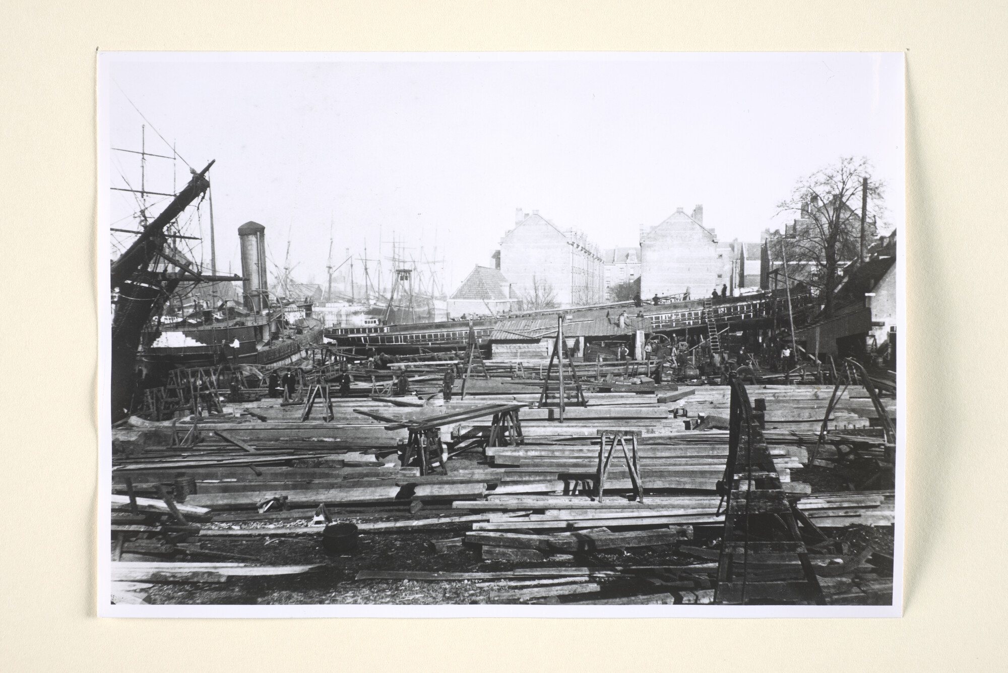 1995.1055; Reproductiefoto's van het ramschip Zr.Ms. 'Schorpioen' bij de werf van Huygens & Van Gelder te Amsterdam [...]; fotoreportage