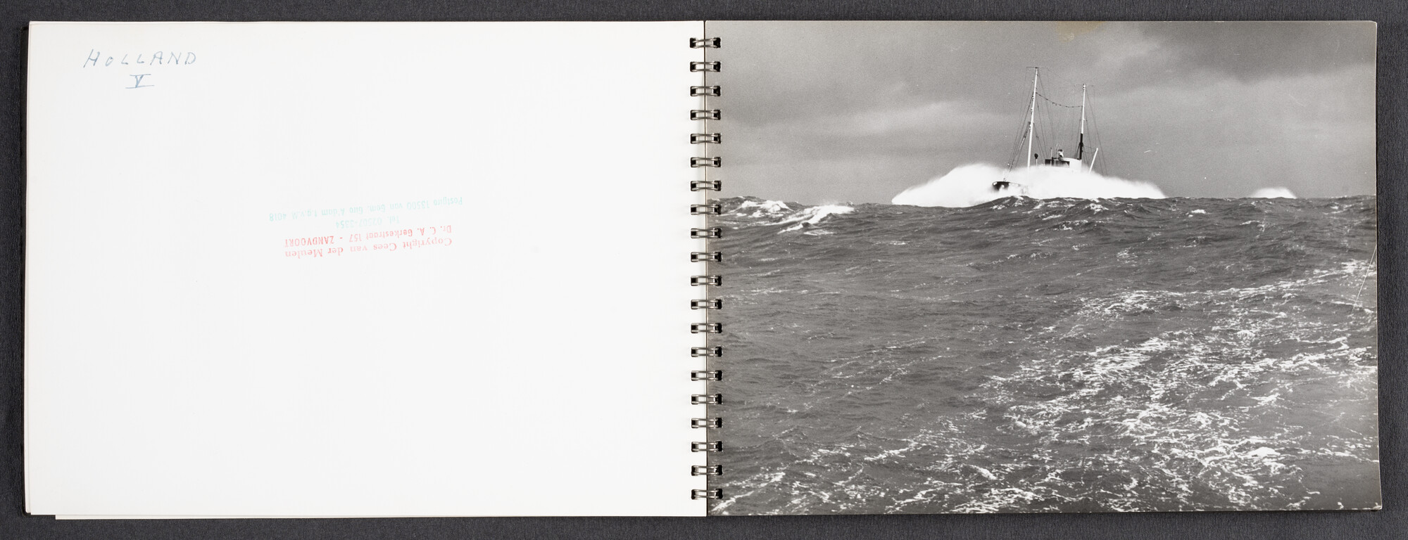2022.1523; Fotoalbum met zwart-wit foto's van seagoing tugs; fotoalbum