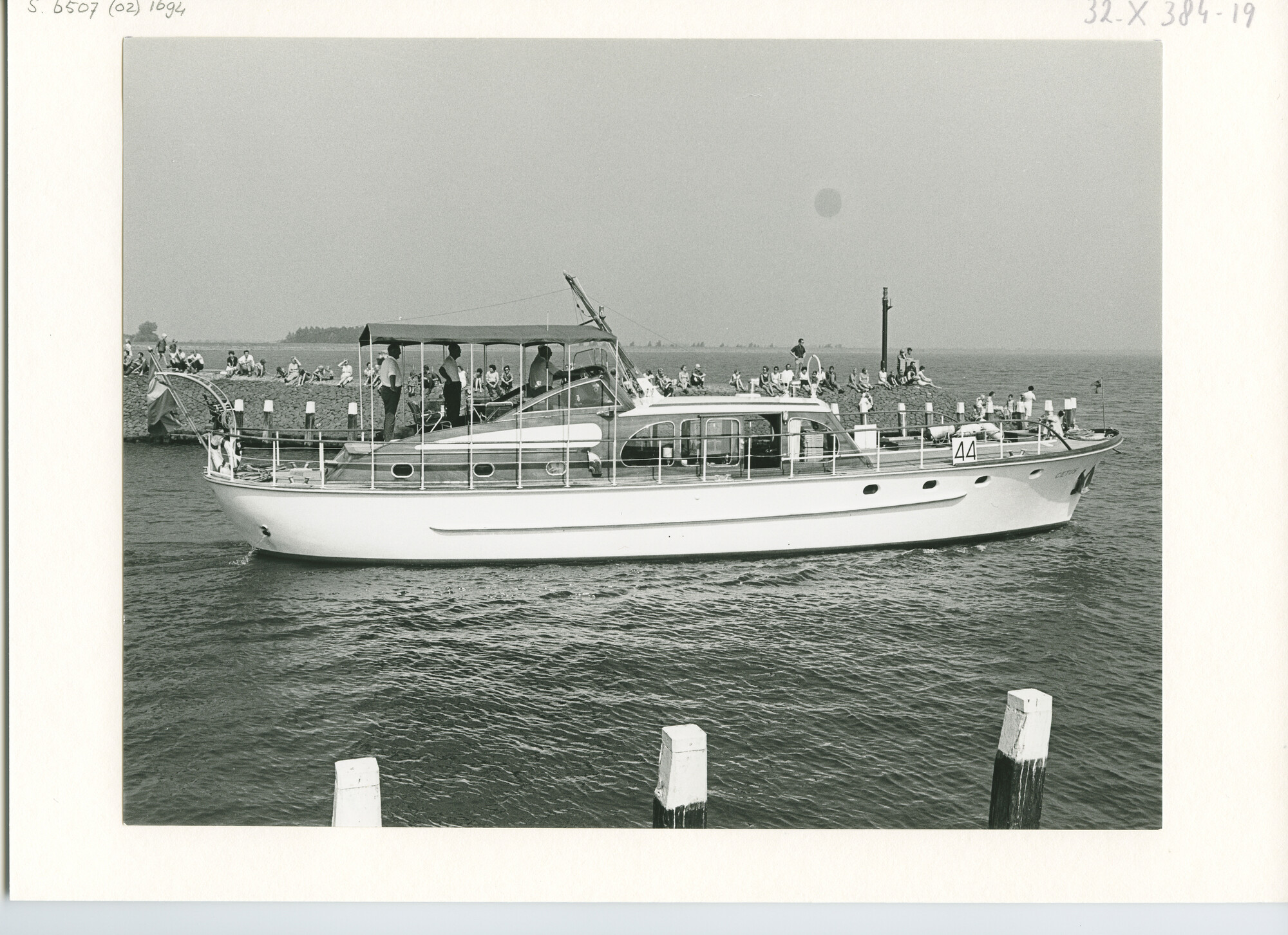 S.6507(02)1694.03; Zwart-wit foto van de deelnemers aan de Pavillon dOr 1969 verlaten Medemblik; foto