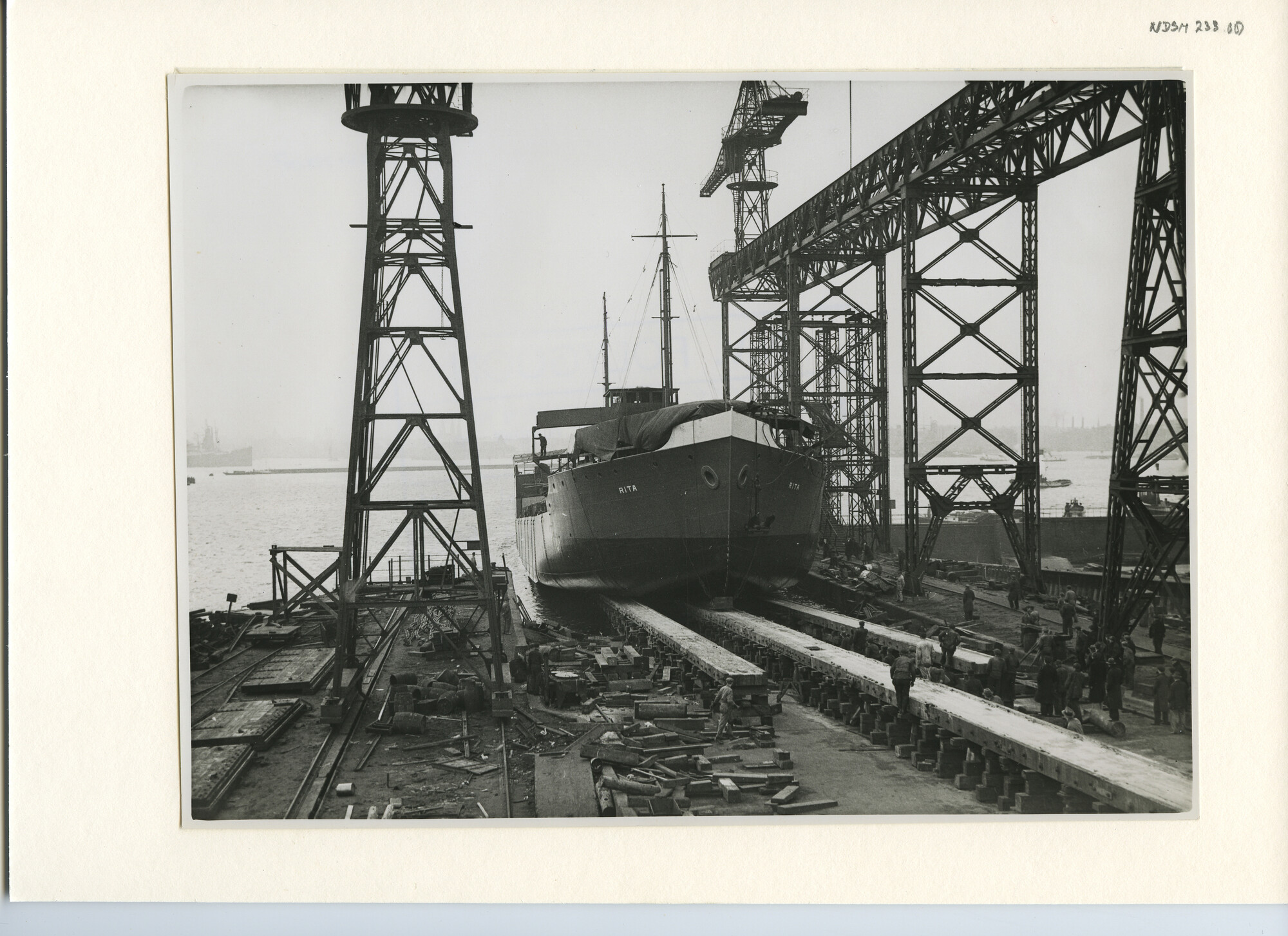 S.5444(1142)13; Foto van de tewaterlating van de tanker ss. Rita van de Curaçaosche Scheepvaart Maatschappij; foto