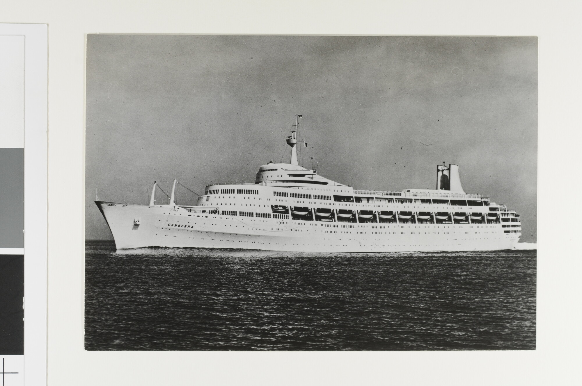 1993.0618; Het Britse cruiseschip t.e. 'Canberra'; foto