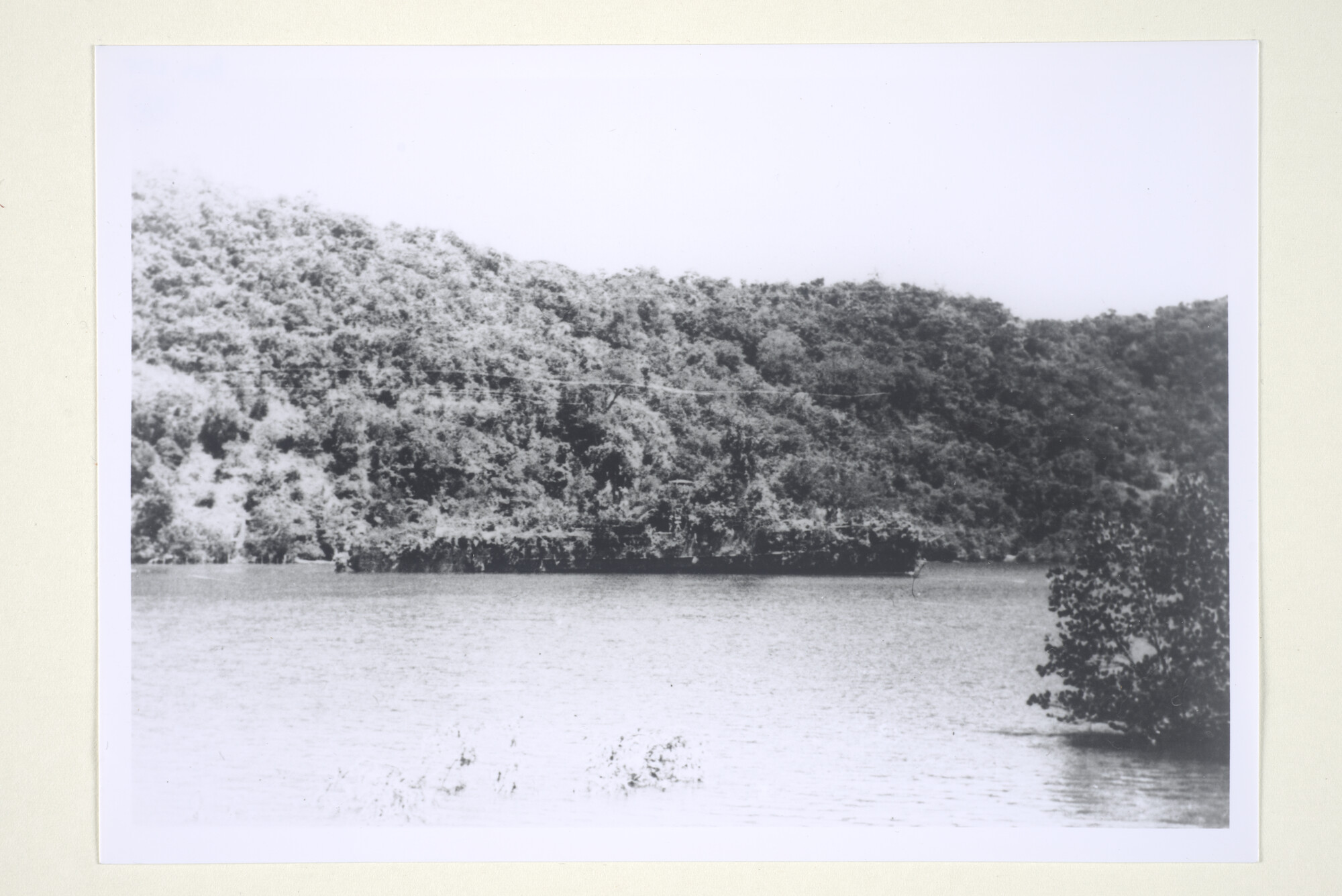 2000.3515; Foto's van de als eiland gecamoufleerde mijnenveger Hr.Ms. 'Abraham Crijnssen' tijdens de ontsnapping van Nederlands-Indië naar Australië, maart 1942; fotoreportage