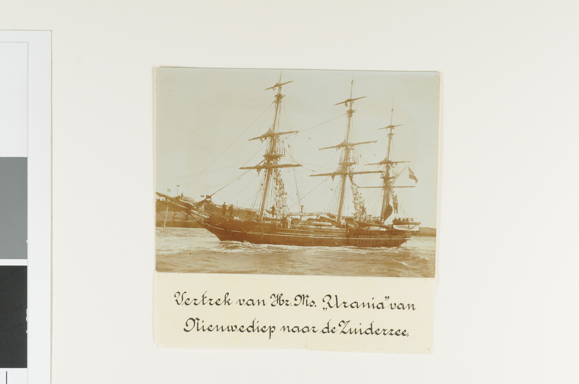 S.5997(09); Foto uit een album van het korvet Hr.Ms. Urania met de bemanning in het [...]; foto