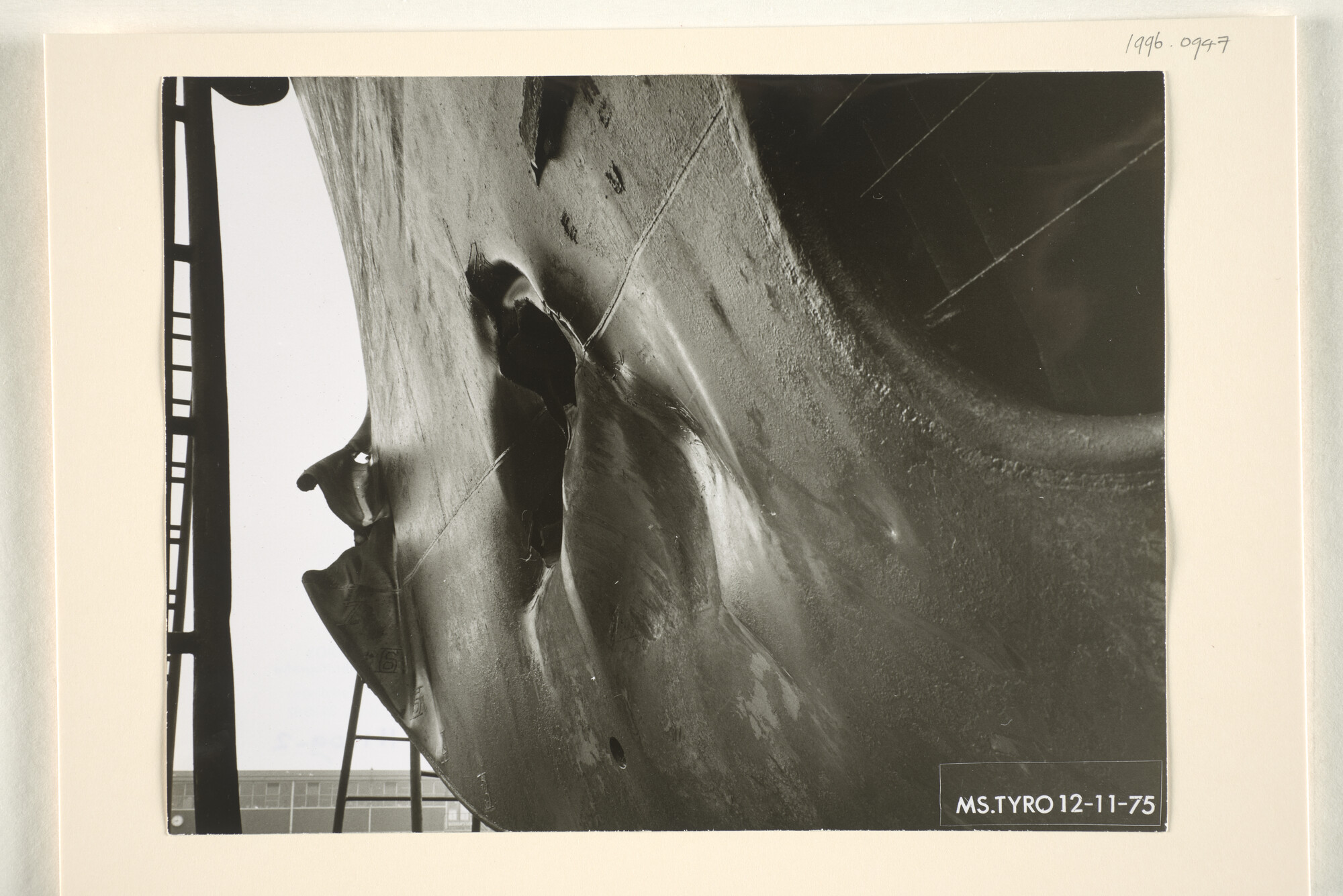 1996.0947; Foto's van de bodemschade van het vrachtschip ms. Tyro; fotoreportage