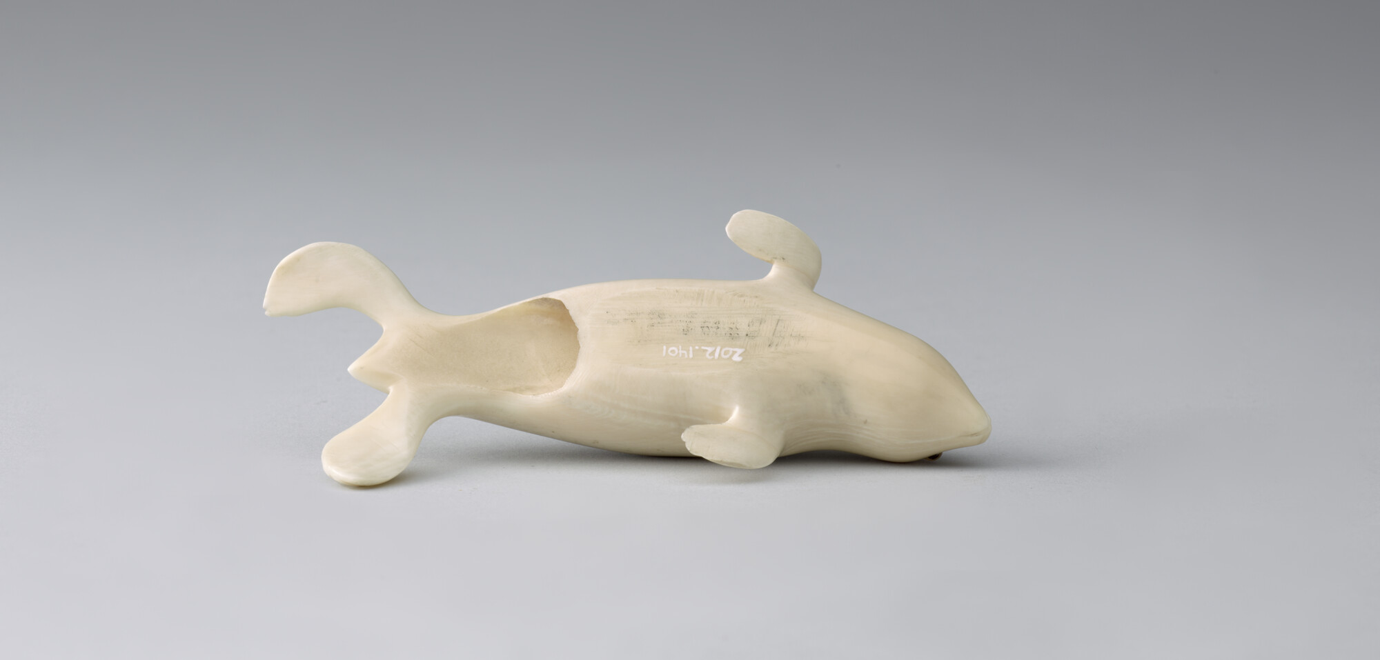 2012.1401; Beeld van een zeehond gemaakt van potvistand; beeld