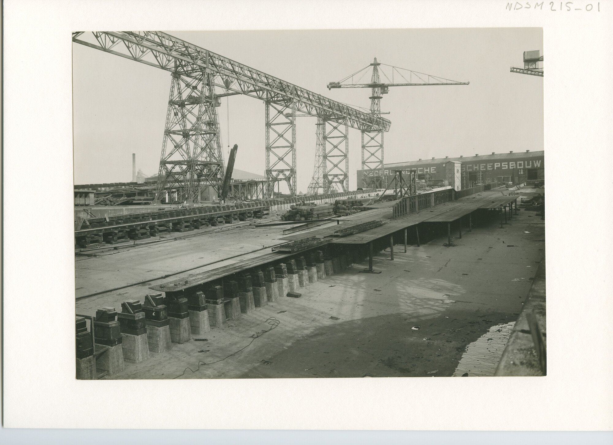 S.5444(0920); Foto van het Noorse vrachtschip ms. Berganger in aanbouw bij de NSM; foto