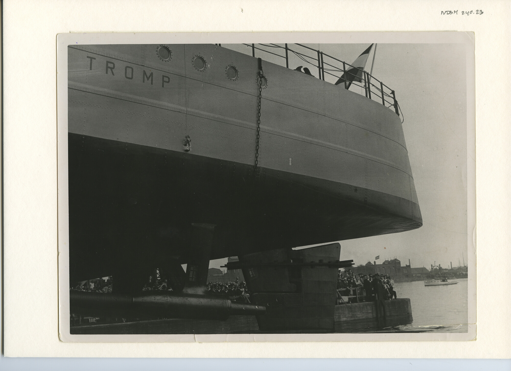 S.5444(1277)43; Foto van de tewaterlating van flottieljeleider Hr.Ms. Tromp; foto