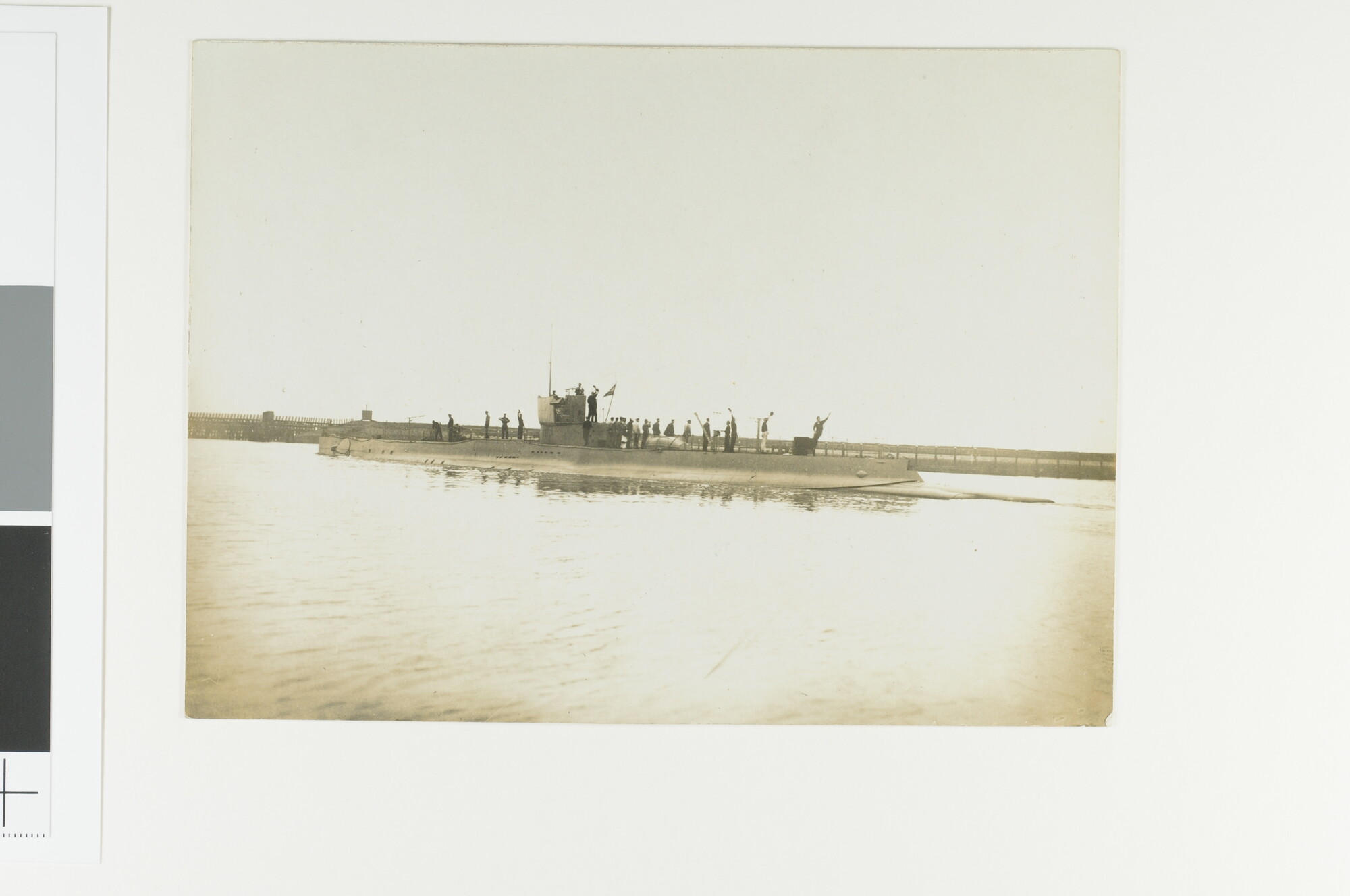 A.2867(01)046; De onderzeeboot Hr.Ms. K IV met de bemanning aan dek tijdens het uitvaren; foto