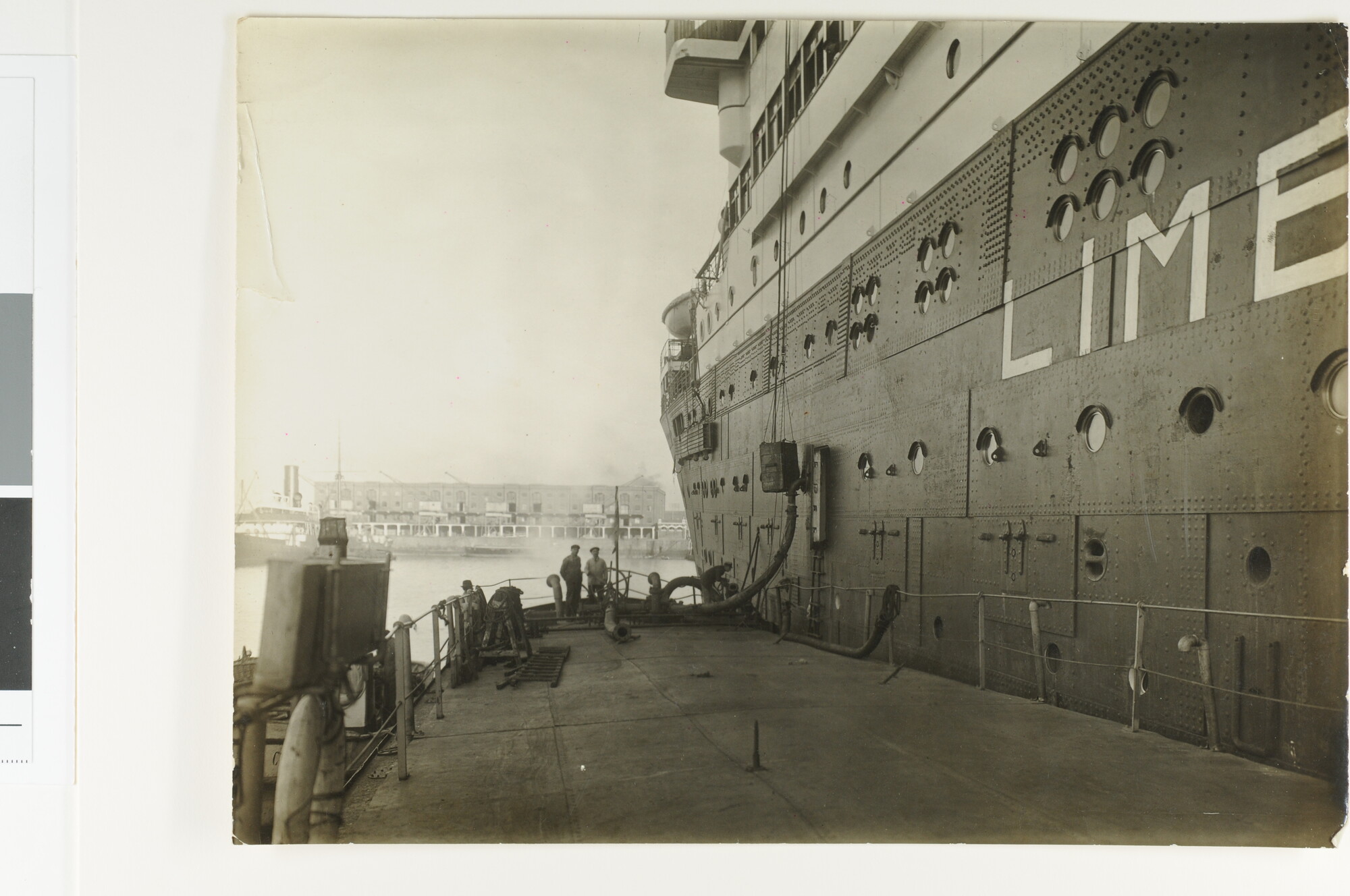 S.6952(19)23; Een olieboot is bezig met het overpompen van brandstof in het passagiersschip ss. Limburgia van de KHL; foto