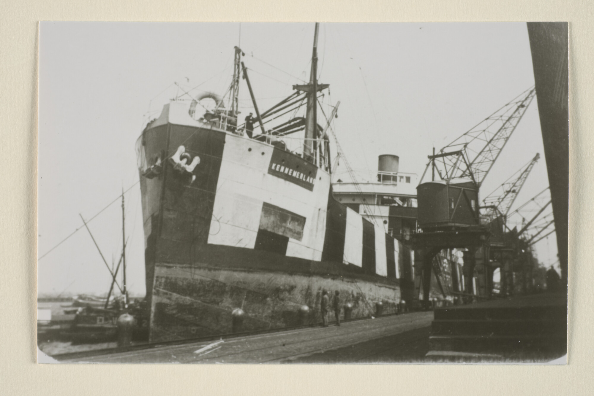 1995.5485; Het vrachtschip ss. 'Kennemerland' van de Koninklijke Hollandsche Lloyd in een haven; foto