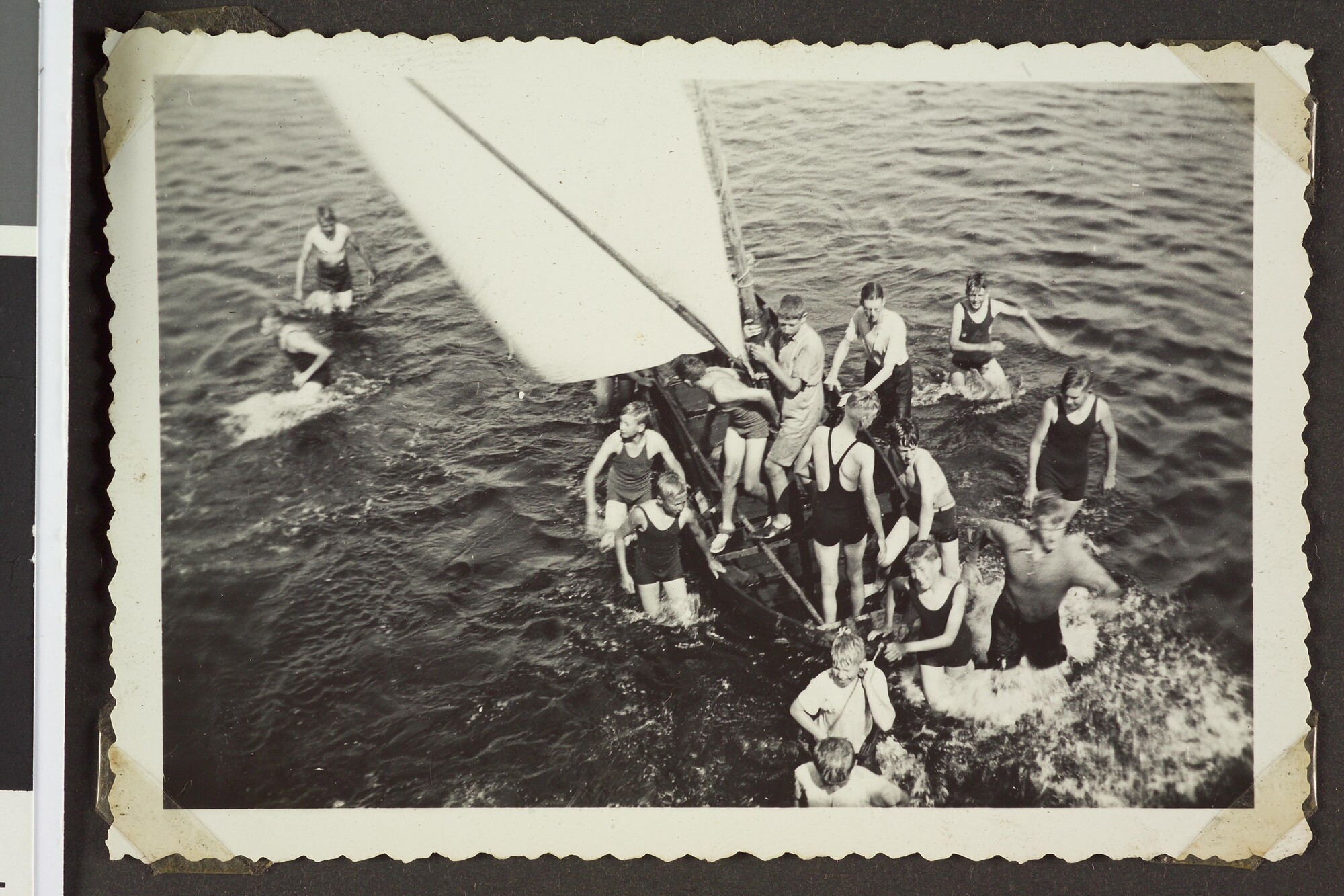 1994.1009; Album met foto's van een zeilkamp te Giethoorn en het eerste deel van een reis met het passagiersschip ms. Tarakan; fotoalbum