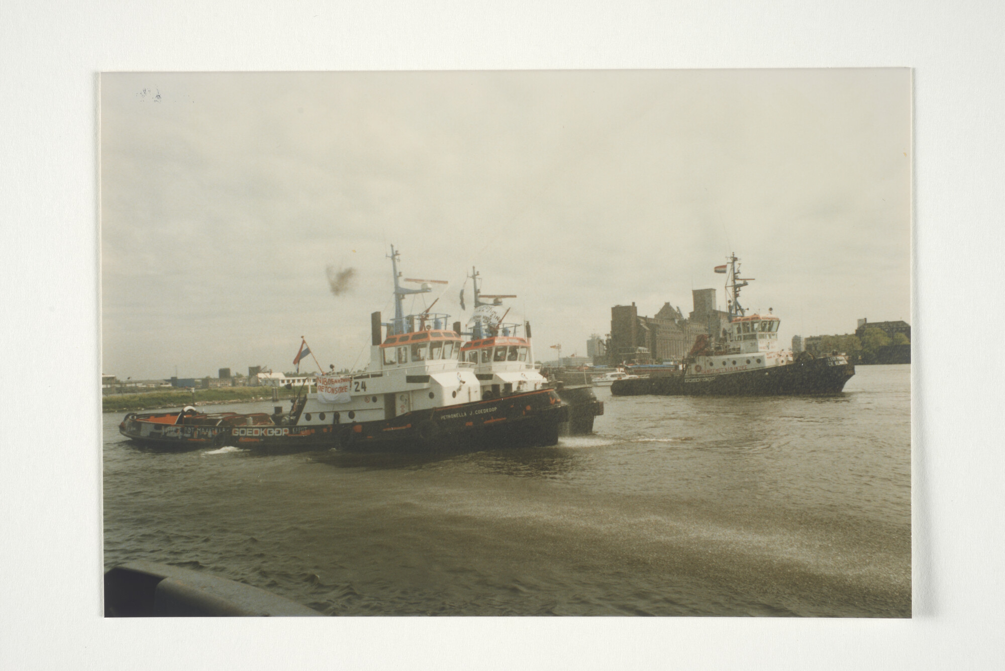 2001.1685; Met de NIB in de WW. Bezetting en demonstratie door het personeel van [...]; fotoreportage