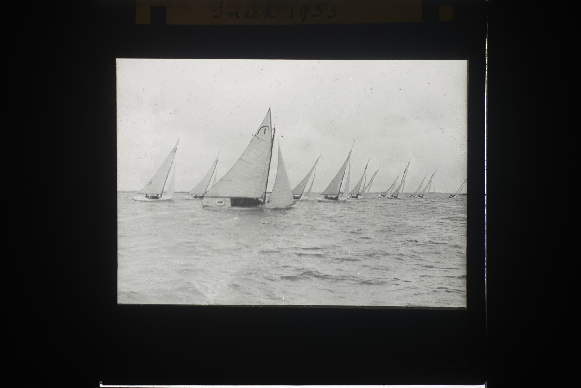 2014.0606; Vijftig lantaarnplaatjes met afbeeldingen van de Nederlandse watersport 1900-1935; lantaarnplaatje
