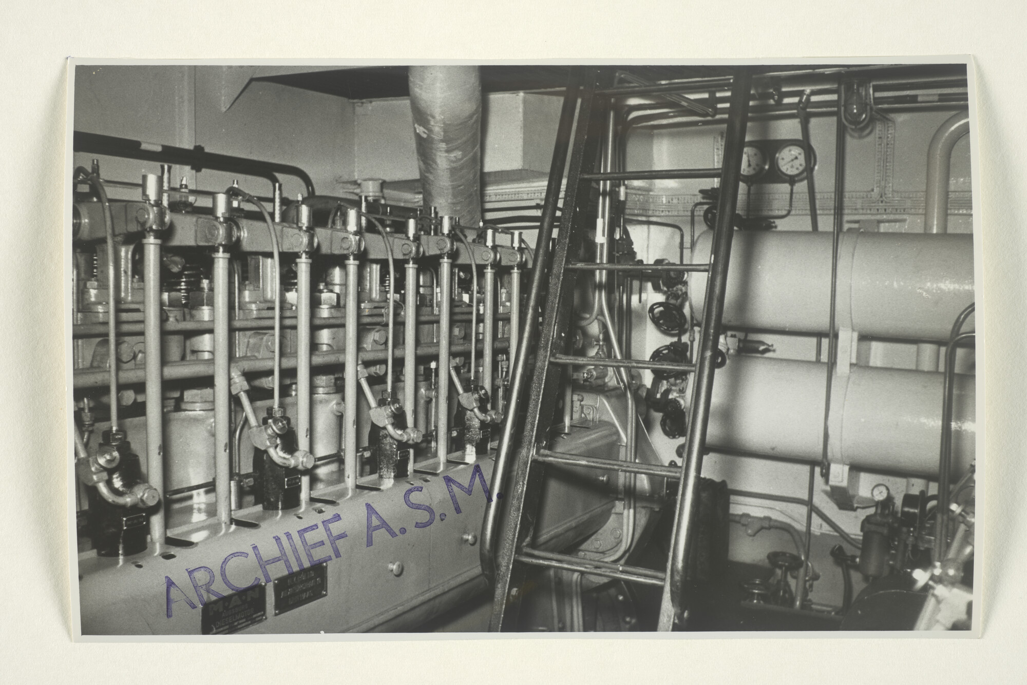S.5219(12)0076; Interieurfoto's van de machinekamer van de veerboot annex sleepboot Niassa; fotoreportage