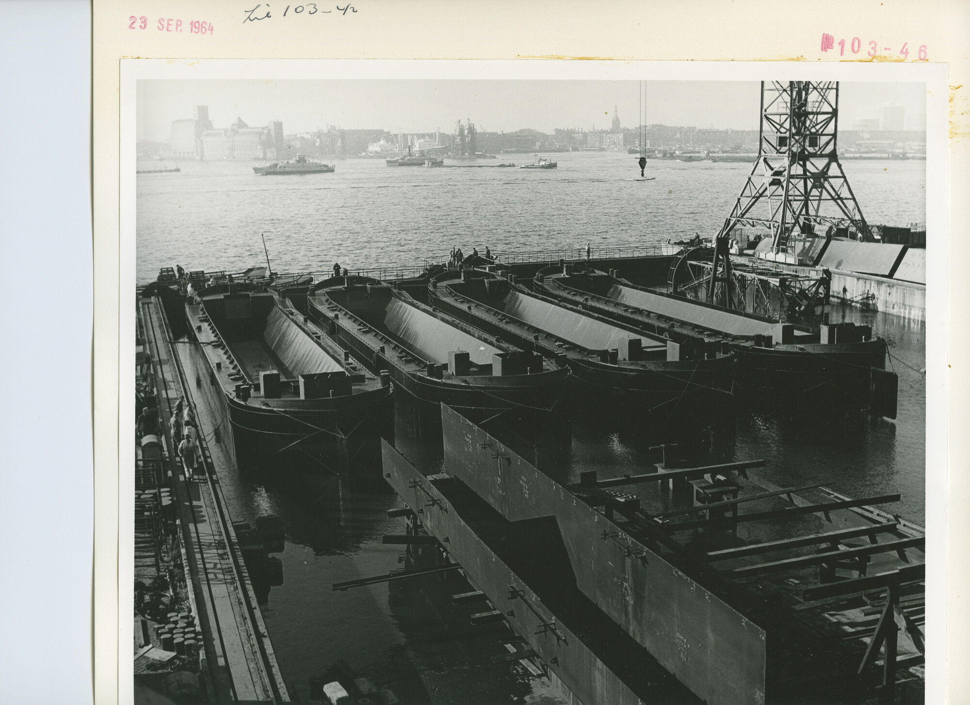 S.5444(4328)5; Foto van de tewaterlating van vier elevatorbakken bij de NDSM; foto