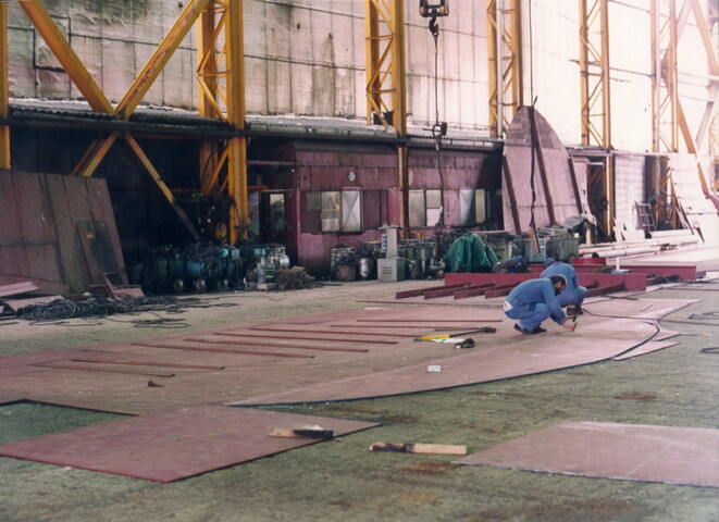 2001.1714; Kleurenfoto's van het werk aan de bodemsectie voor sleepboten type Titan; fotoreportage