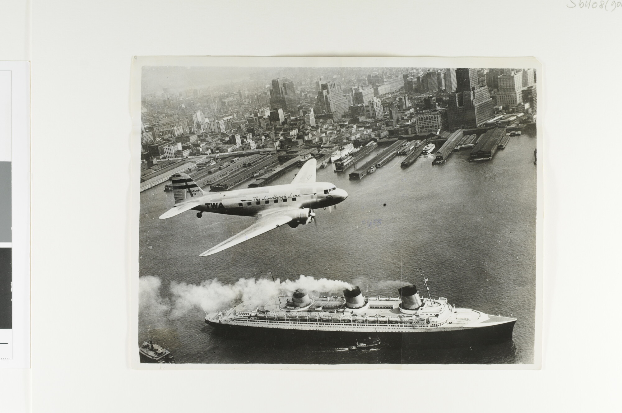 S.6408(0906); 'From Hollywood to Europe at 55 mph': Luchtfoto van het Franse passagiersschip ss. 'Normandie' in New York; foto