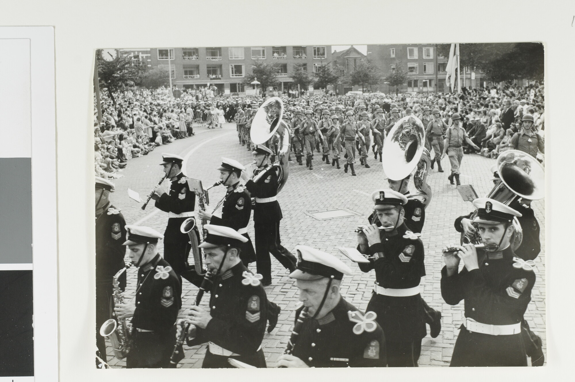 1992.1502; Parade van het Korps Mariniers met de tamboers en pijpers voorop; foto