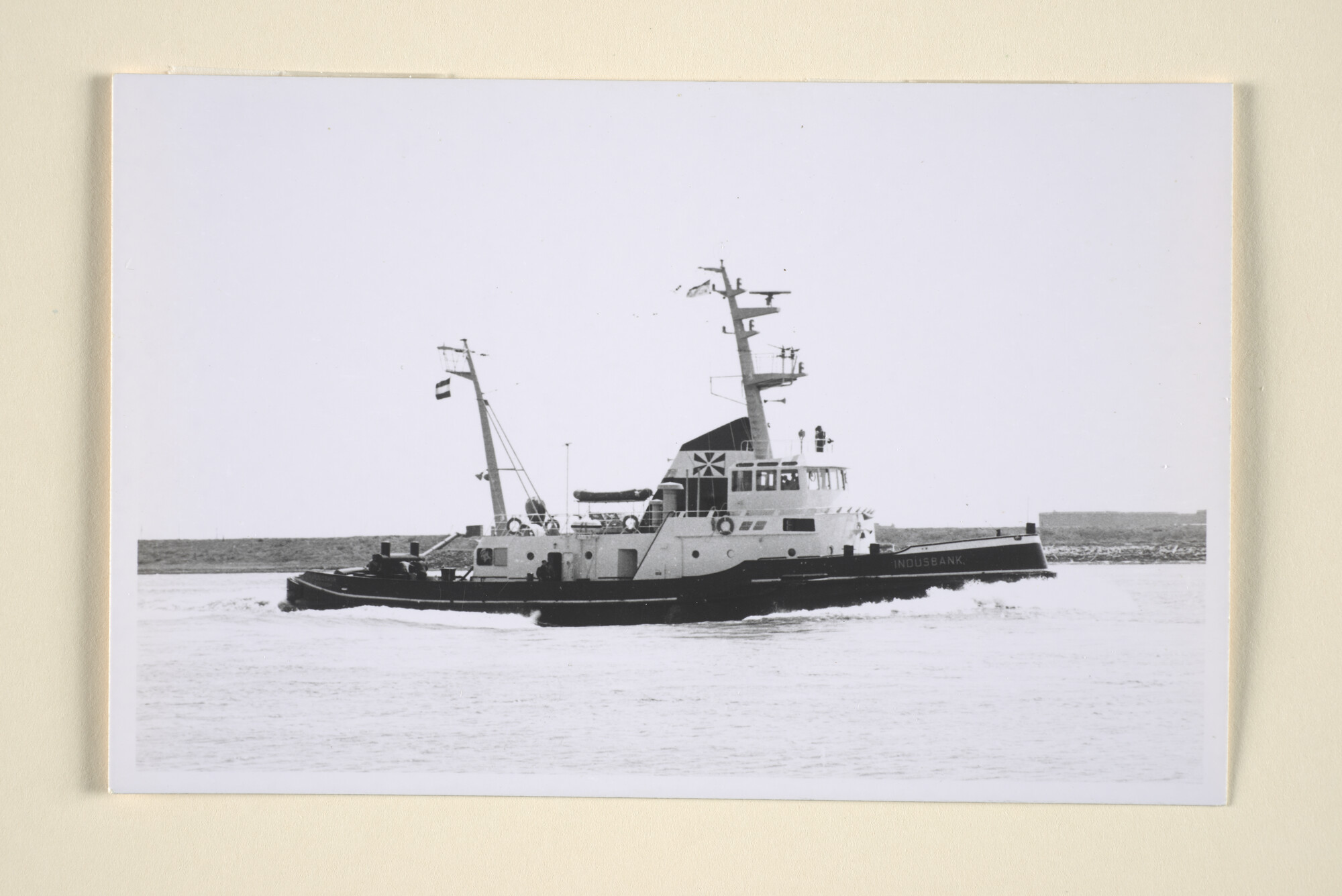 1996.1121; De motorsleepboot Indusbank van de Nieuwe Rotterdamse Sleepdienst uit [...]; foto