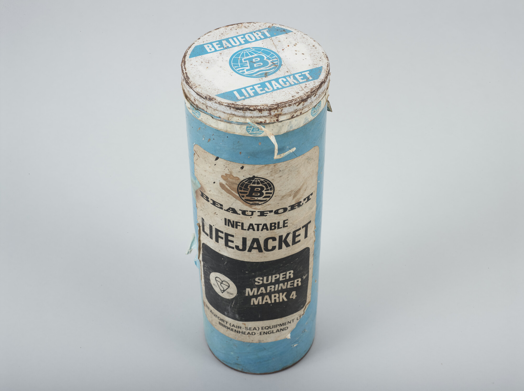 2019.1054-03; Koker met reddingsvest, Beaufort inflatable lifejacket Super Mariner Mark 4. Onderdeel van de uitrusting gebruikt door Herman Jansen aan boord van de Sounion; reddingsvest