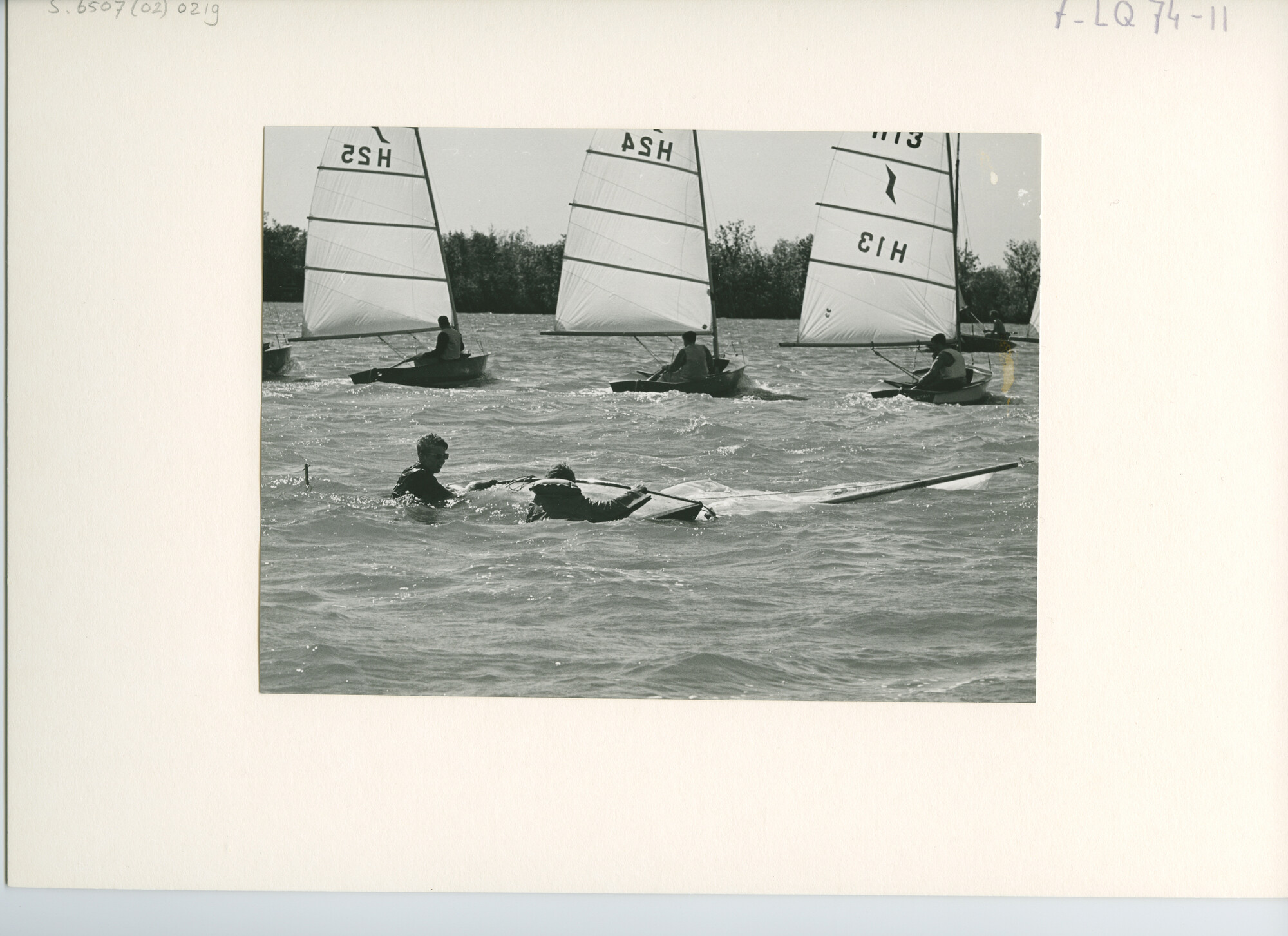 S.6507(02)0219.02; Zwart-wit foto van de Solo-klasse tijdens de Goudse Zeilweek met flinke wind; foto