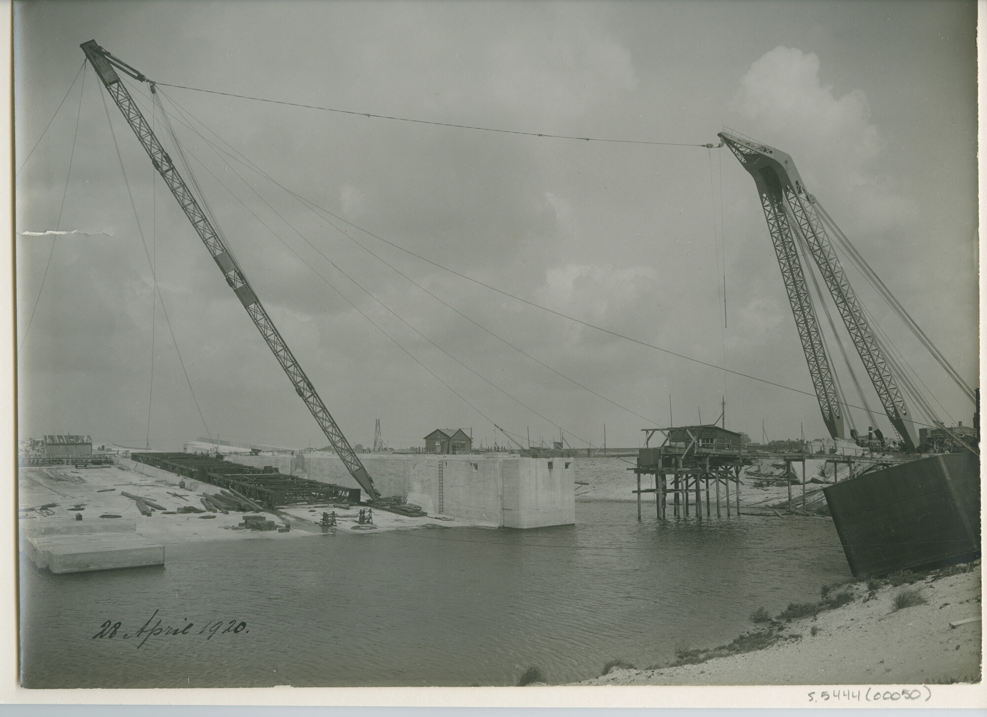 S.5444(00050); Nieuwbouw van de werf van de Nederlandsche Scheepsbouw Maatschappij aan de Cornelis Douwesweg in Amsterdam; foto