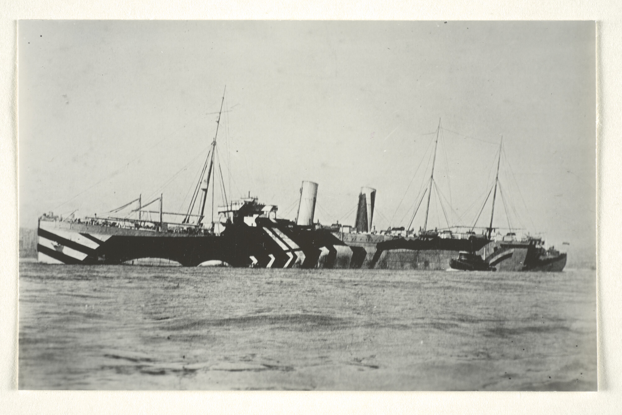1997.1864; Het passagiersschip Belgic, voorzien van dazzle paint; foto