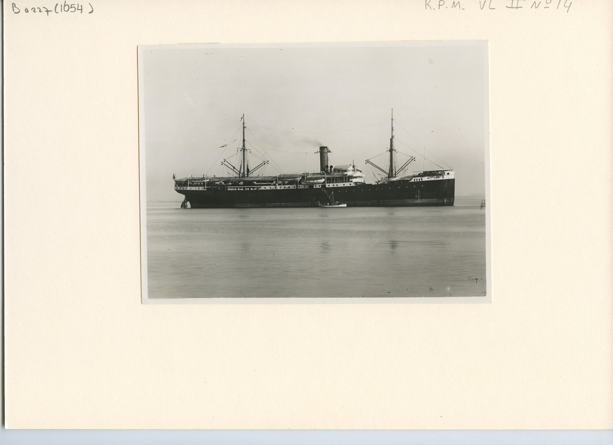 B.0227(1654); Het vrachtschip ss. 's Jacob van de Koninklijke Paketvaart-Maatschappij; foto