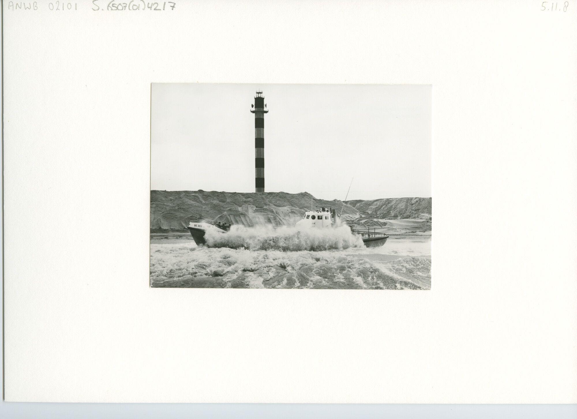 S.6507(01)4217; Foto van de motorreddingboot Foto van de Zeemanspot varend langs een baken en opgespoten zand nabij Stellendam; foto