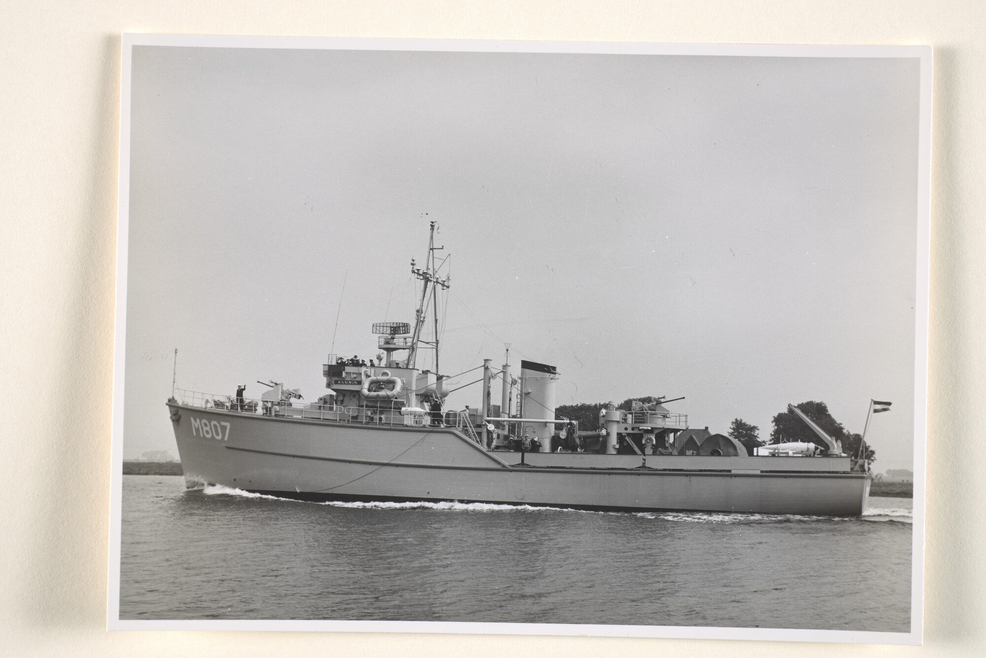 1995.1421; Fotos van de mijnenveger Hr.Ms. Waalwijk (M 807) kort na de overdracht [...]; fotoreportage