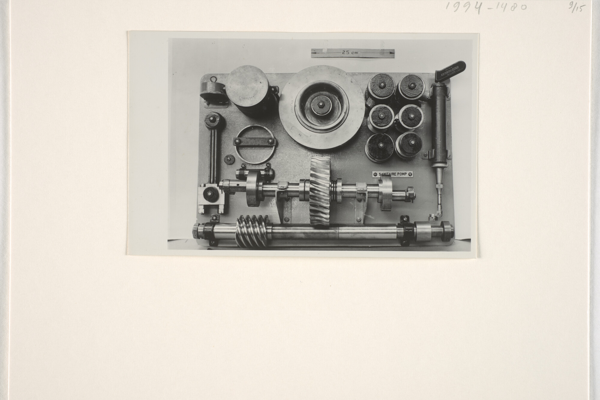 1994.1480; Reserveonderdelen voor de machinekamer en andere machines aan boord van het [...]; fotoreportage