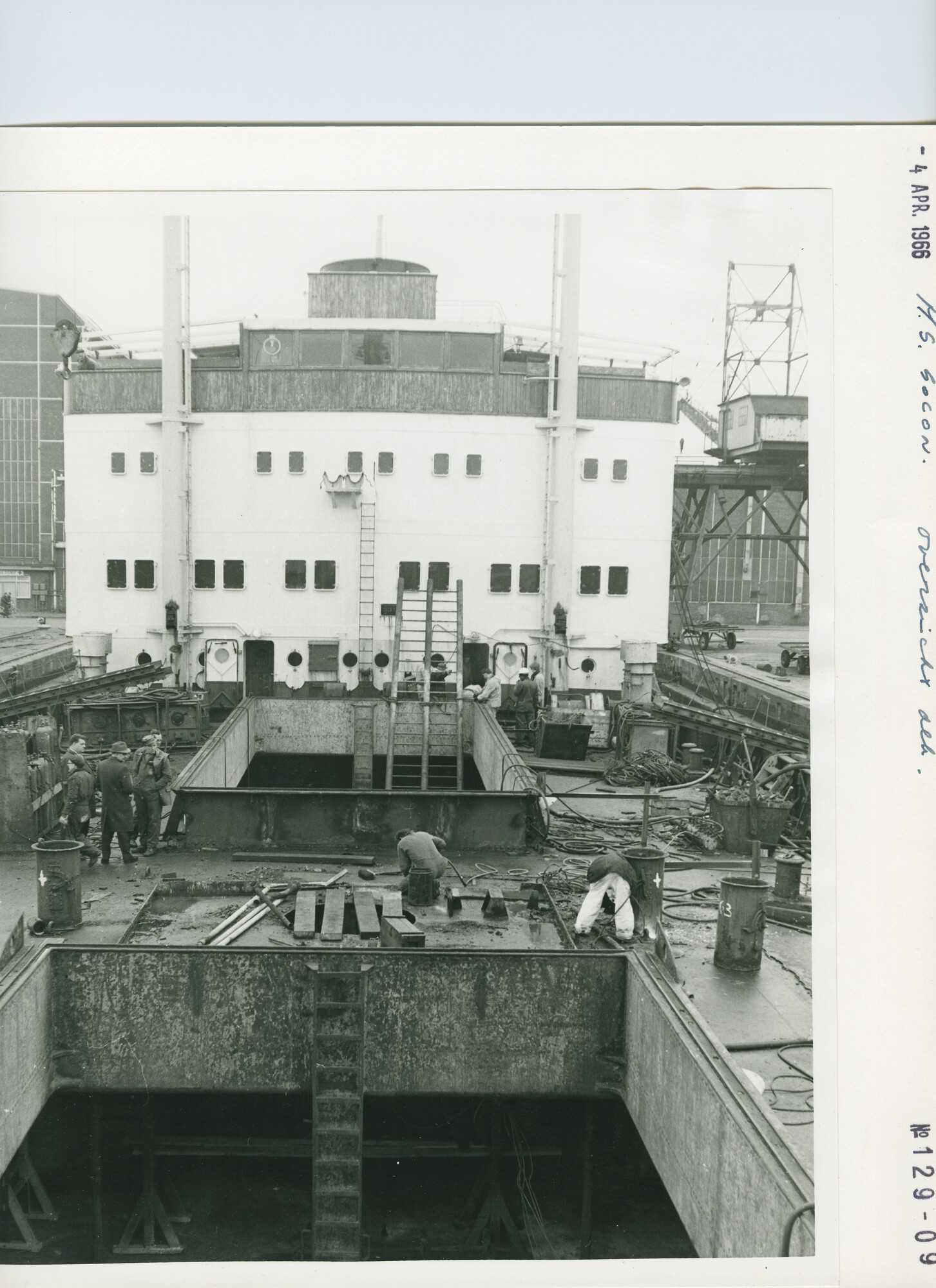 S.5444(4561)09; Foto van de verlenging van het vrachtschip ms. Solon van de KNSM; foto