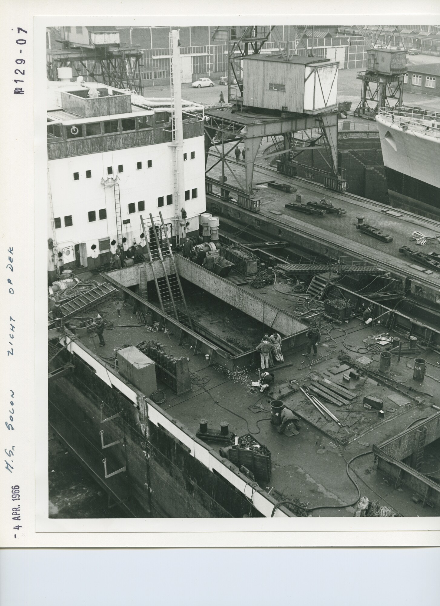 S.5444(4561)07; Foto van de verlenging van het vrachtschip ms. Solon van de KNSM; foto