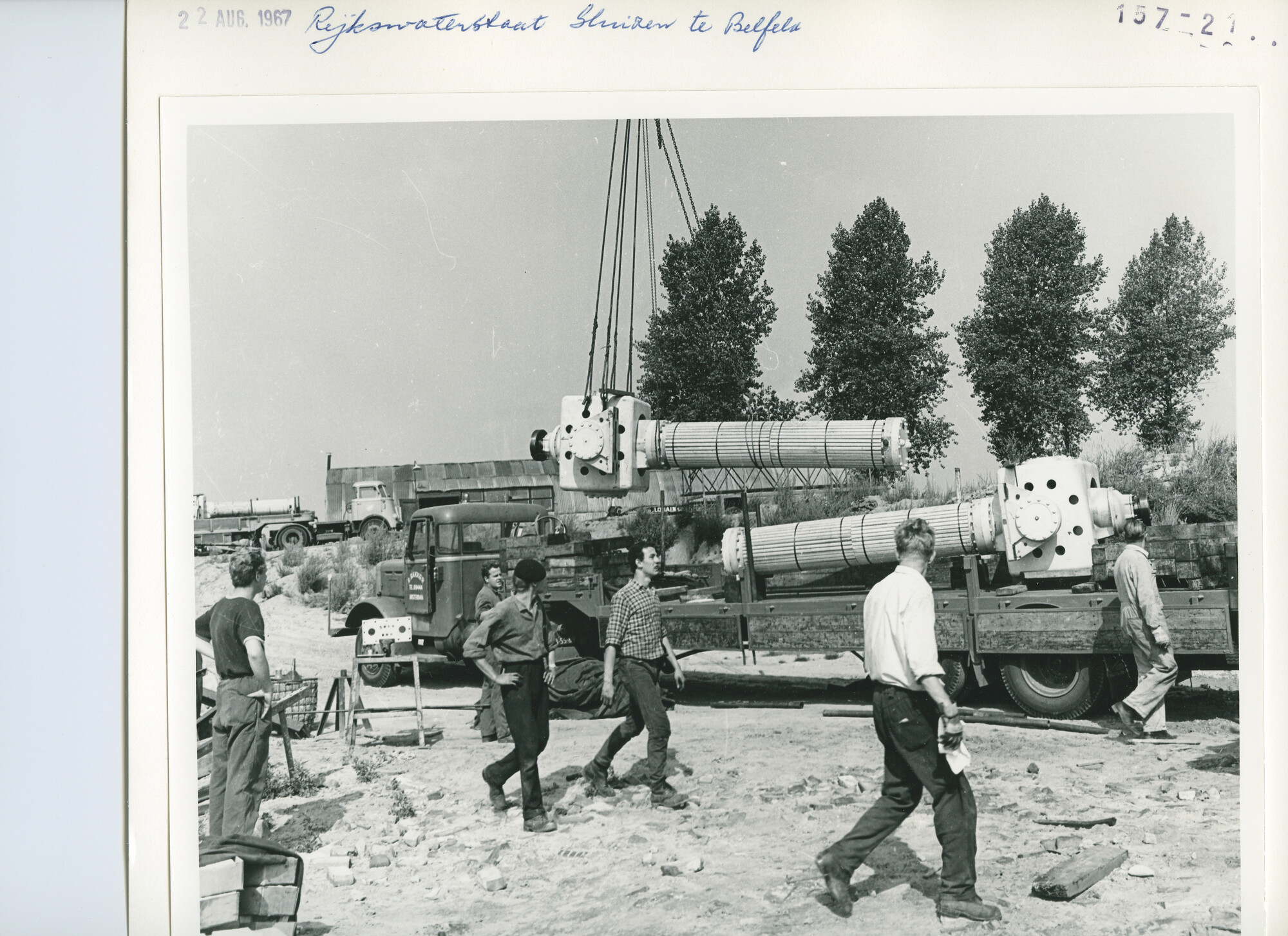 S.5444(04775)04; Foto van de installatie van de hydraulische deurbeweging voor de sluizen bij Belfeld [...]; foto