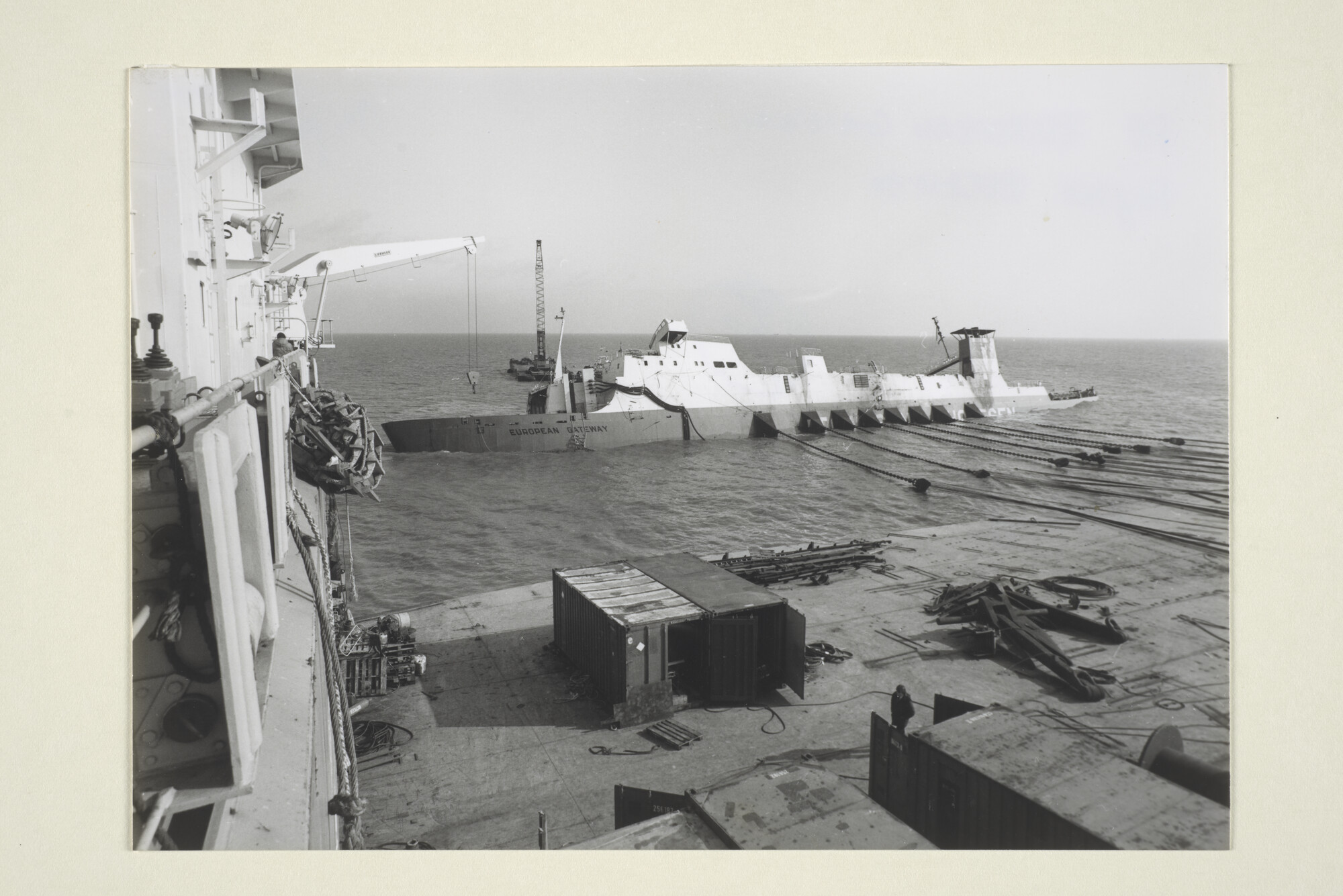 1998.0392; De berging van het Britse Ro-Ro-schip 'European Gateway' door Wijsmuller Salvage voor de kust bij Flexstowe, februari 1983; foto
