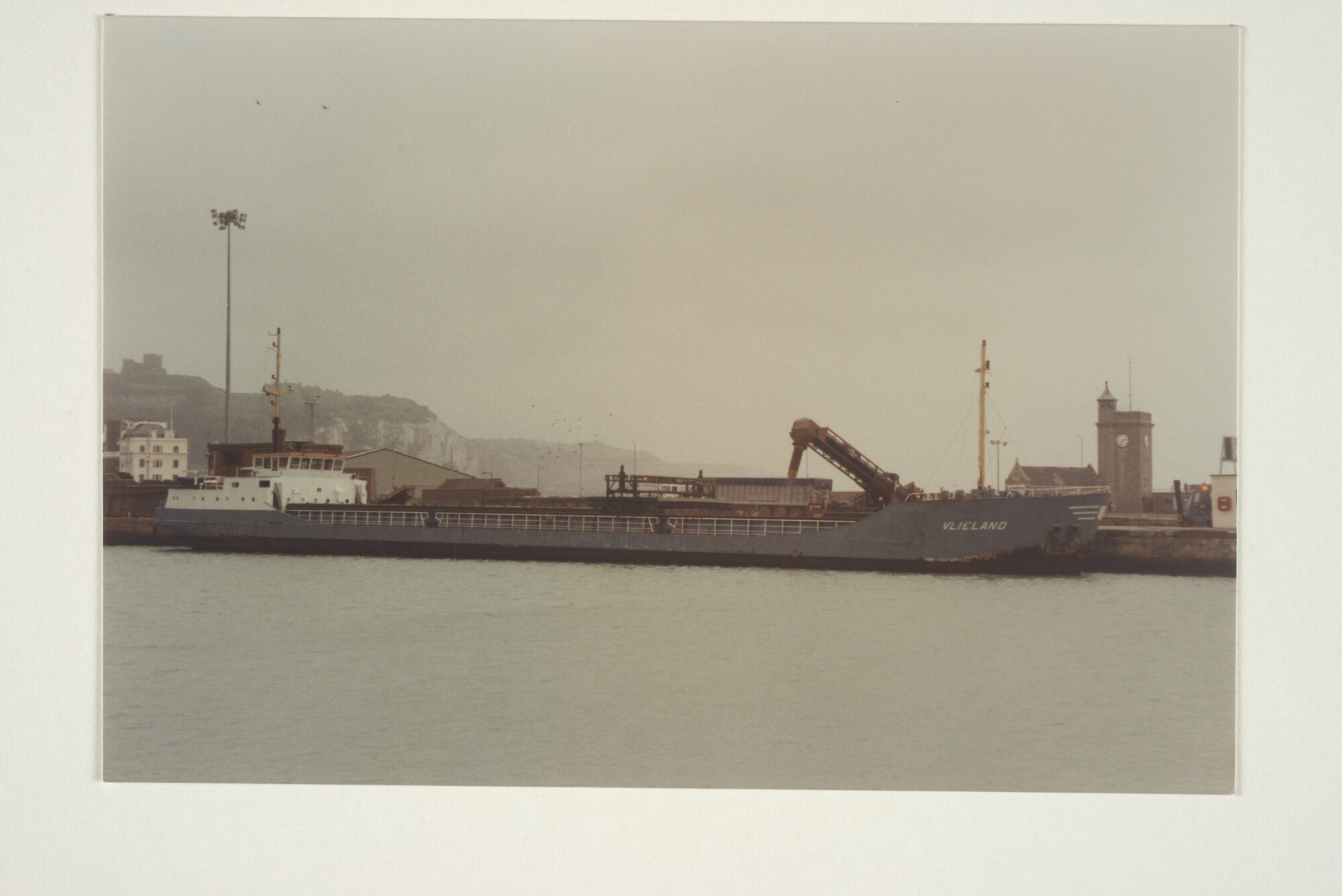 1999.3818; Kleurenfoto van de coaster ms. 'Vlieland' van L. Switijnck & Zonen (Scheepvaartbedrijf Poseidon) uit Harlingen [...]; foto