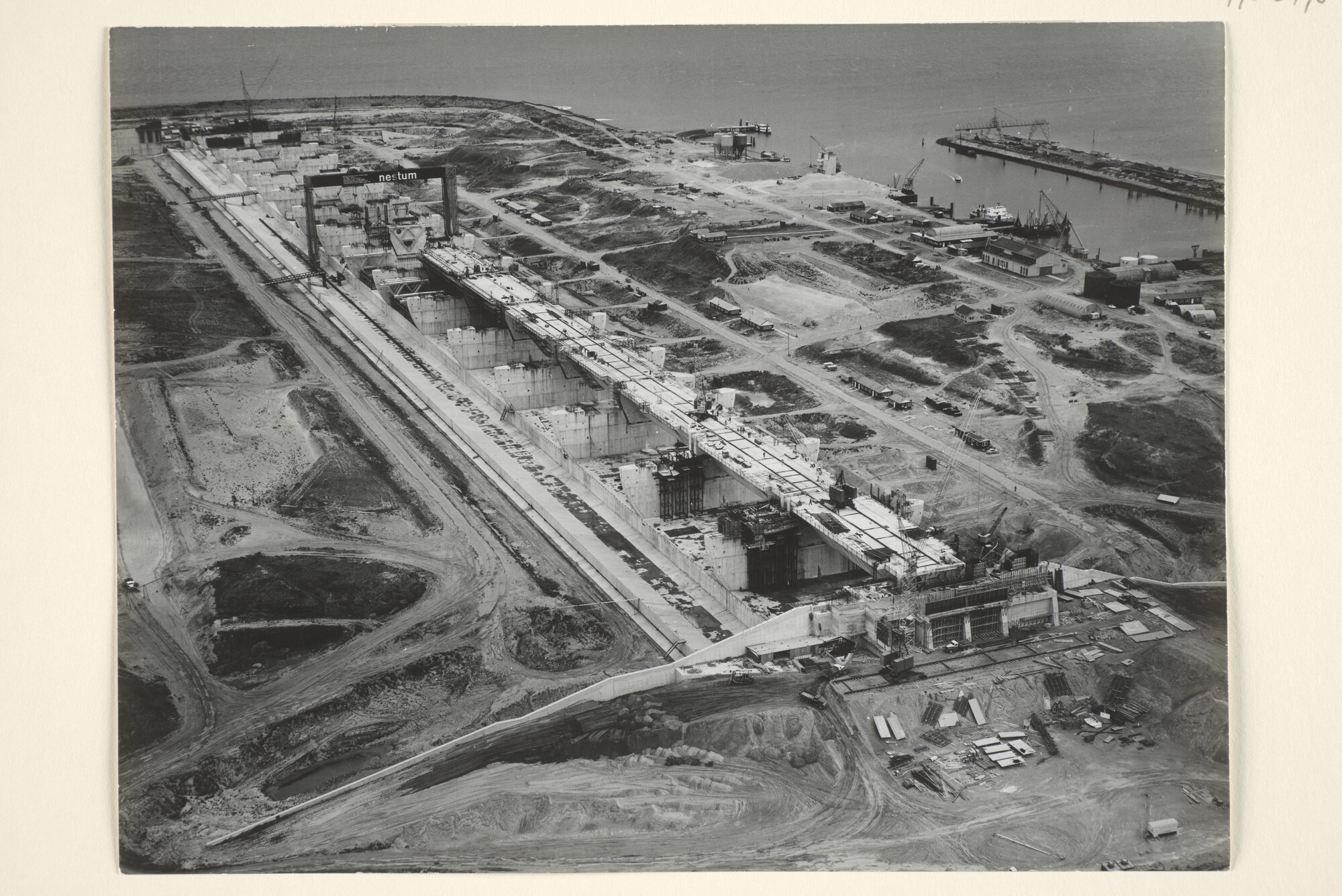 1996.3498; Luchtfotos van de bouw van de Haringvlietdam in het kader van het Deltaplan [...]; fotoreportage