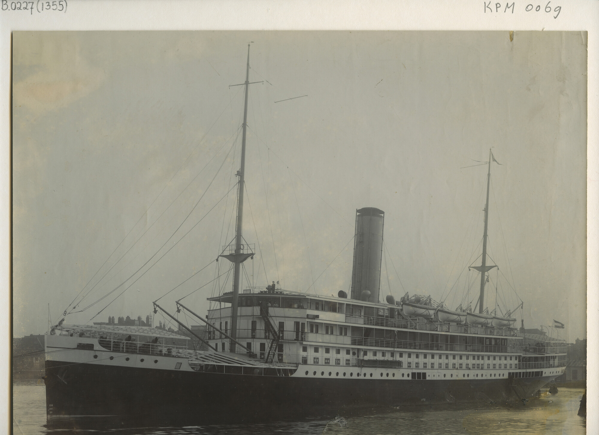 B.0227(1355); Foto van ss. Melchior Treub vlak voor het vertrek uit Rotterdam naar Nederlands Indië; vermoedelijk ligt het schip voor en achter nog aan een meerpaal vast; foto