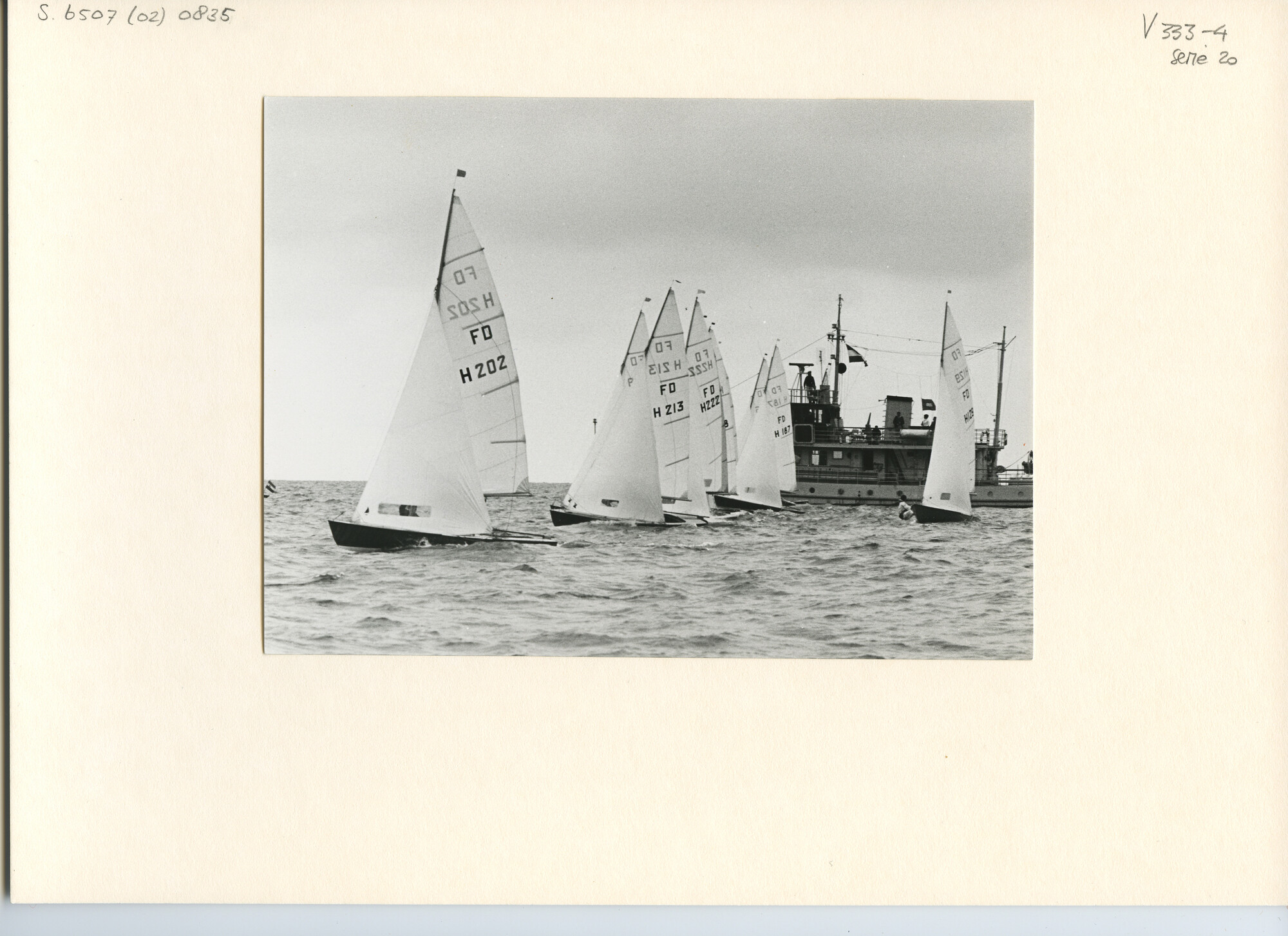S.6507(02)0835.01; Zwart-wit foto van de FD-klasse op het IJsselmeer voor Medemblik; foto
