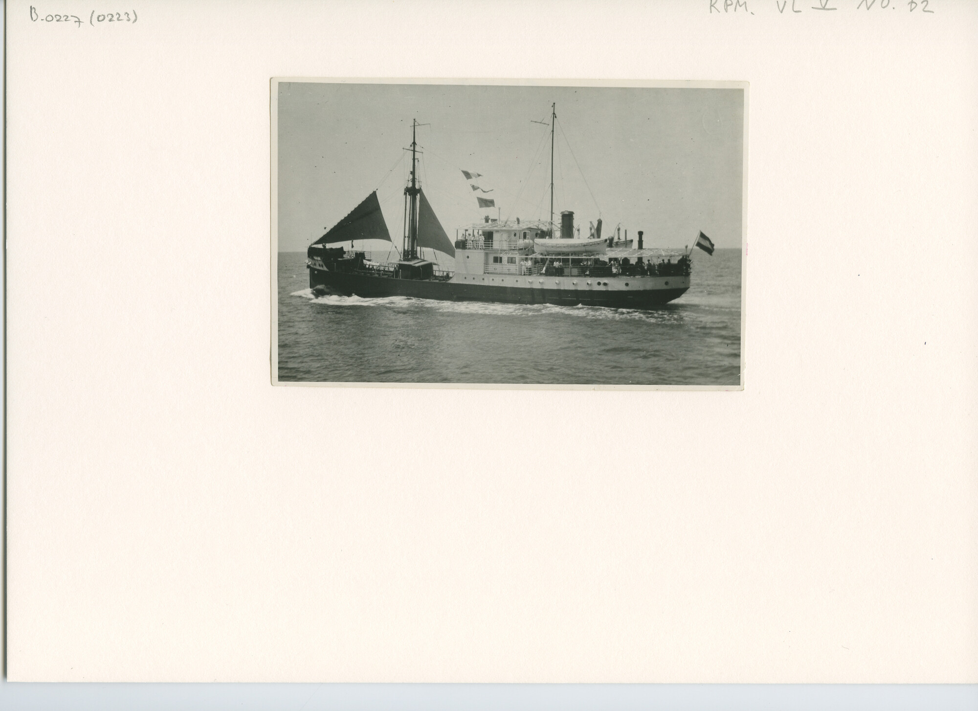 B.0227(0223); Foto van de coaster ms. Mandar op weg naar Nederlands Indië; foto
