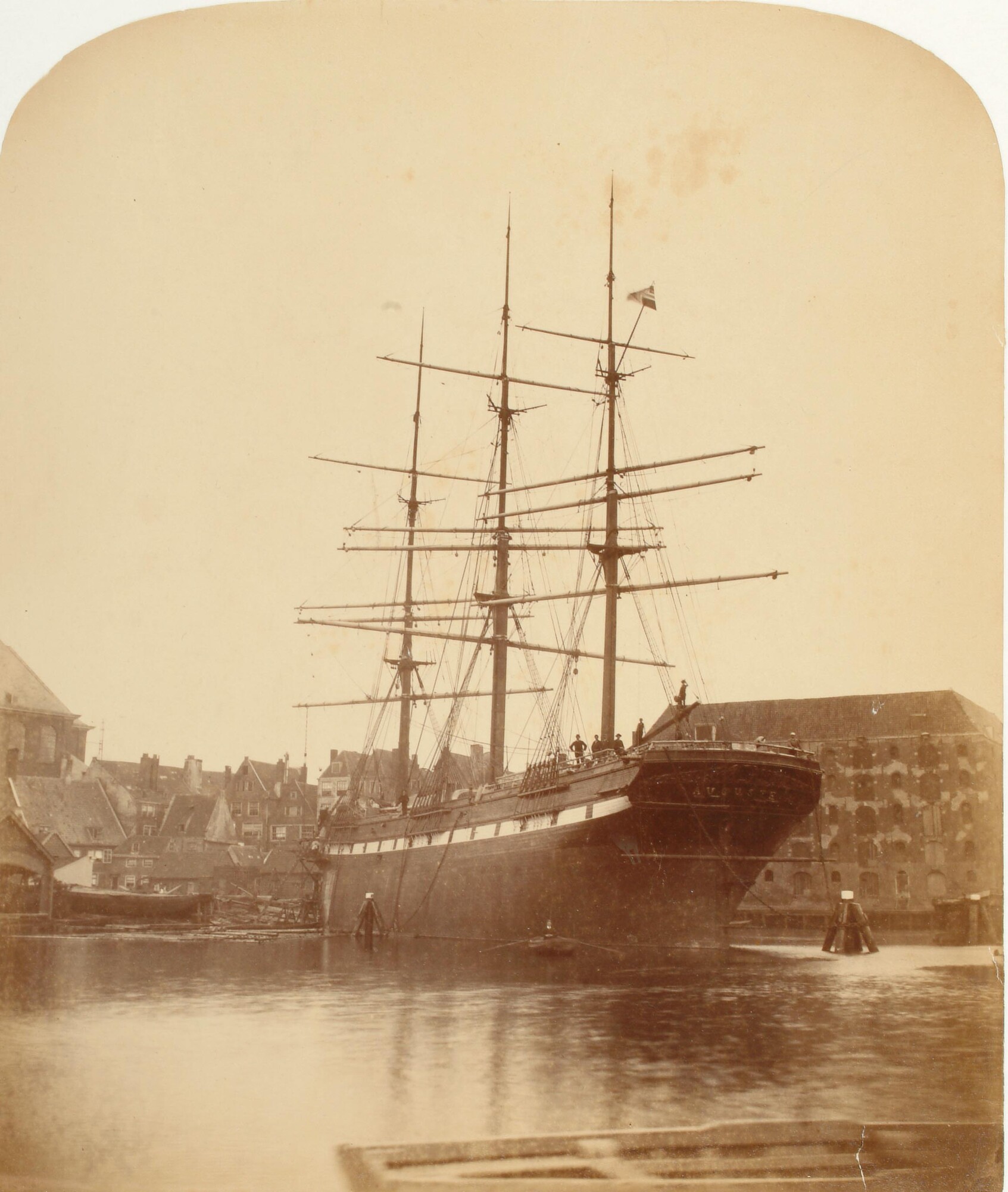 A.0246(12)c; De Noorse driemast bark Auguste (ex- General Berry) ligt afgemeerd bij de Scheepswerf 'De Boot'; foto